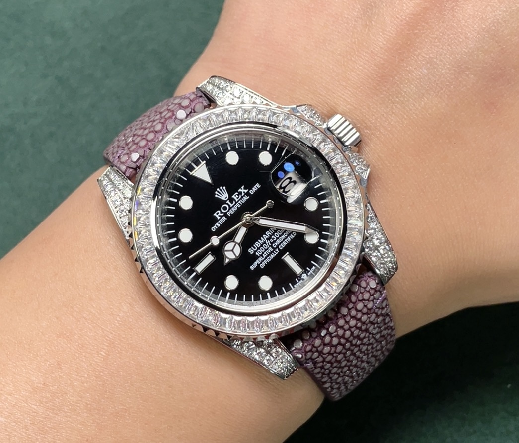 ?? New Rolex top plaything poison, if you don 't like the same street watch Submariner, he will definitely be your kindred spirit. Based on Rolex 's most classic Submariner series Submariner, the bezel is re-modified and then inlaid with top-quality natur