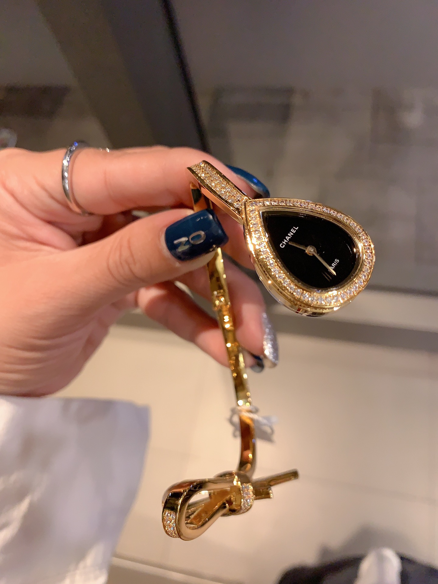 ??500 Kim Baek Dong
?? Chanel -Chanel, ?? New bow bracelet watch, elegant and light ribbon bow jewelry continues to inspire the Chanel collection. The new Ruban high jewelry collection features soft ribbons interwoven with 18K white gold, gold, rose gold 