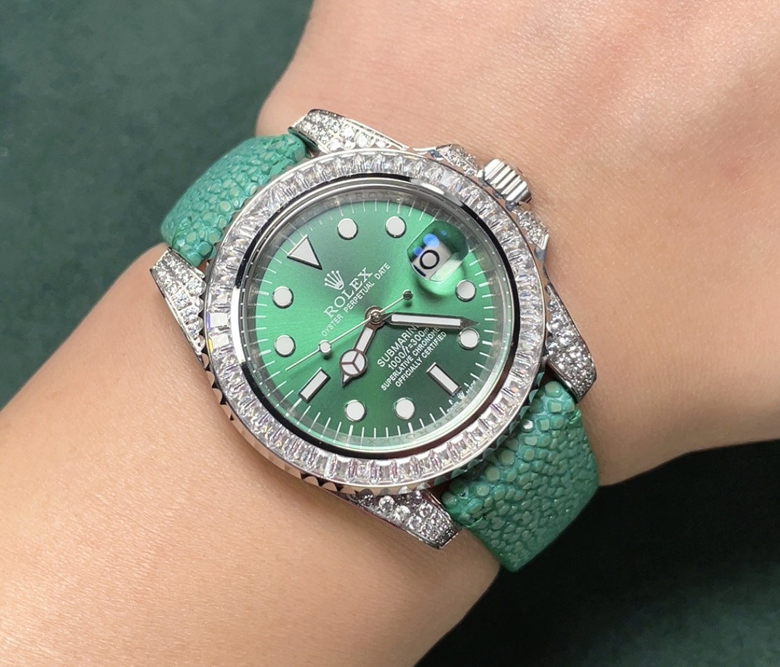 ?? New Rolex top plaything poison, if you don 't like the same street watch Submariner, he will definitely be your kindred spirit. Based on Rolex 's most classic Submariner series Submariner, the bezel is re-modified and then inlaid with top-quality natur