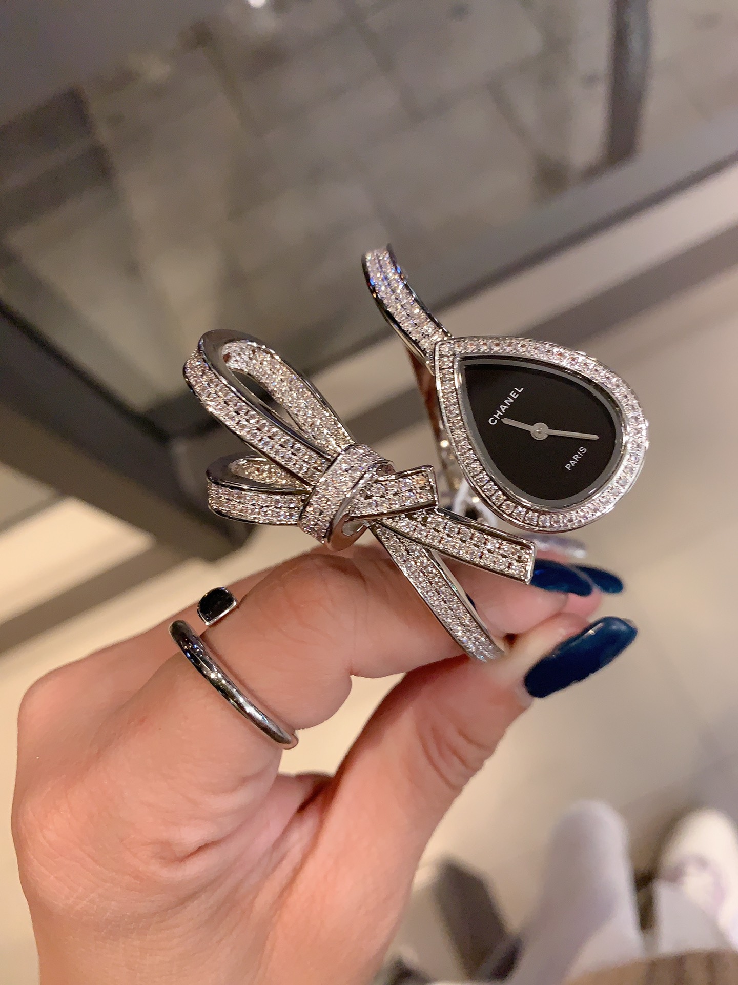 ??500 Kim Baek Dong
?? Chanel -Chanel, ?? New bow bracelet watch, elegant and light ribbon bow jewelry continues to inspire the Chanel collection. The new Ruban high jewelry collection features soft ribbons interwoven with 18K white gold, gold, rose gold 