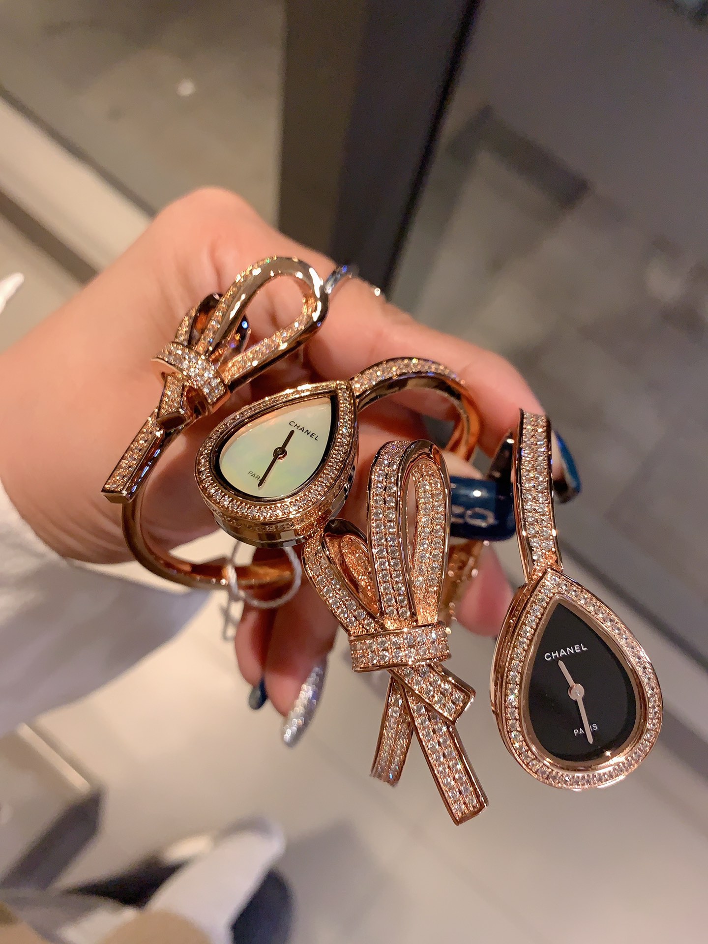 ??500 Kim Baek Dong
?? Chanel -Chanel, ?? New bow bracelet watch, elegant and light ribbon bow jewelry continues to inspire the Chanel collection. The new Ruban high jewelry collection features soft ribbons interwoven with 18K white gold, gold, rose gold 