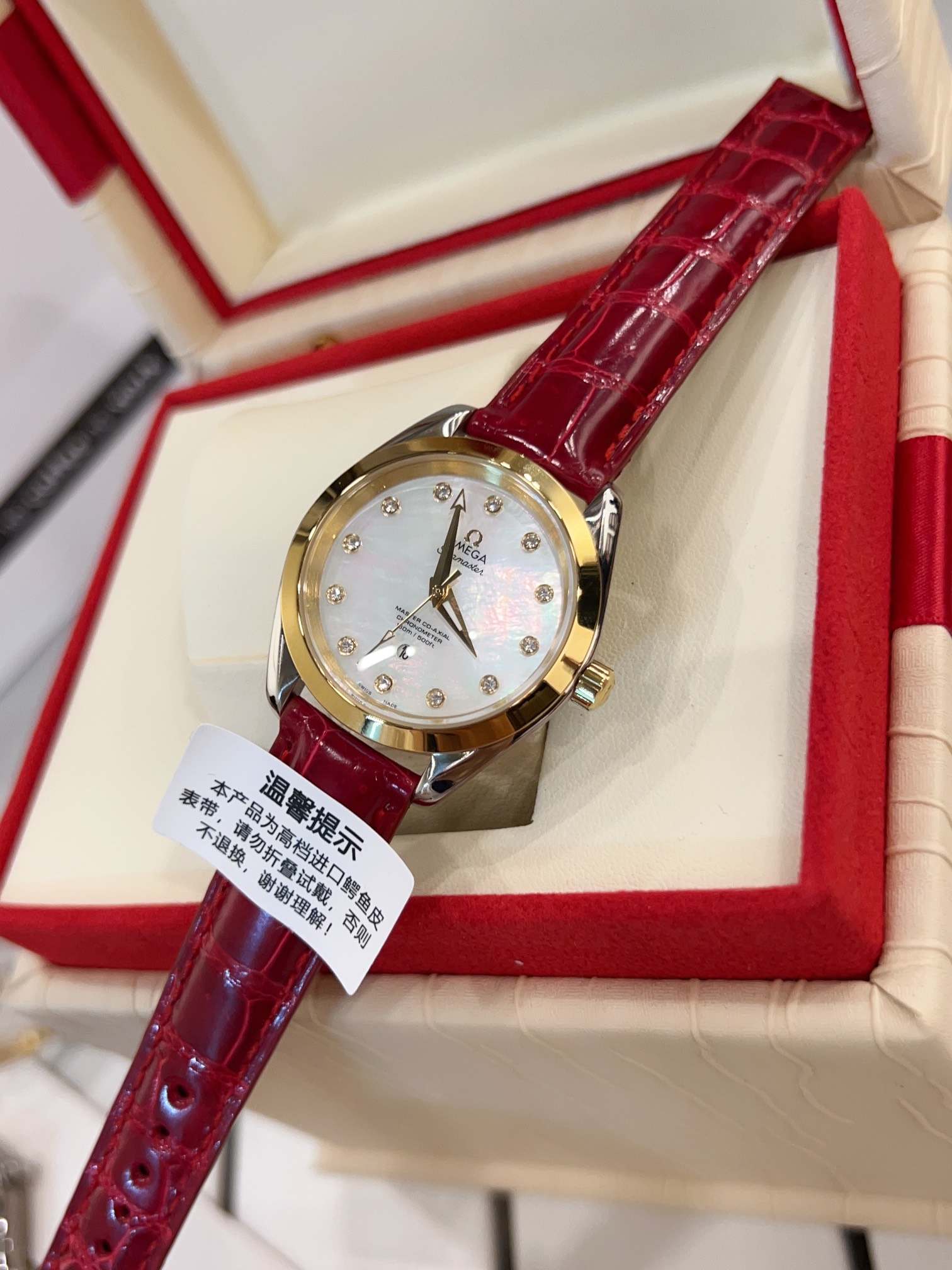 New Omega Seamaster collection
?? Crocodile skin white case 460 gold 480 Diamond ring ???20
Counter bestseller, exclusive release!
Omega Seamaster Aqua Terra ladies' watch ring set with sparkling diamonds, embodying exquisite charm.
This stainless steel w