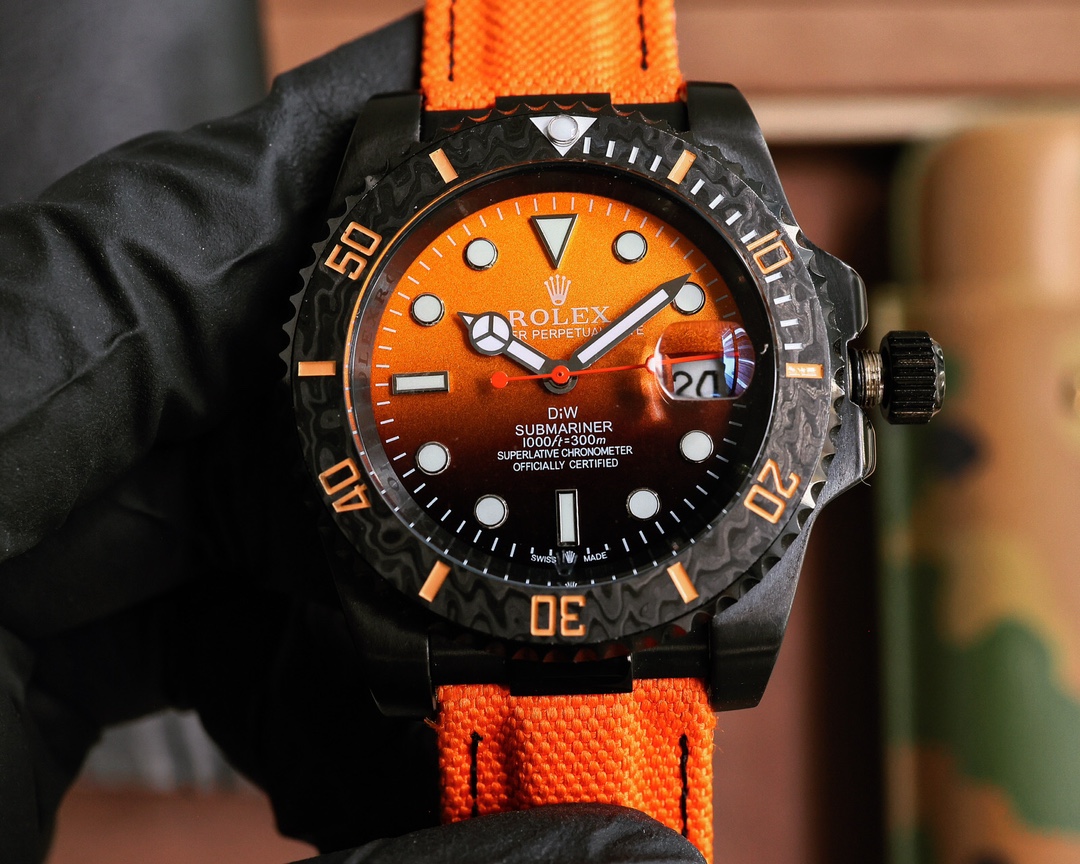 New product launch ?? ROLEX
DIW Submariner PARAKEET
New custom Submariner, perfectly presented!
1: With a specially customized carbon fiber bezel and gradient green dial, DIW gives the Submariner a different style, presenting a new visual and tactile expe