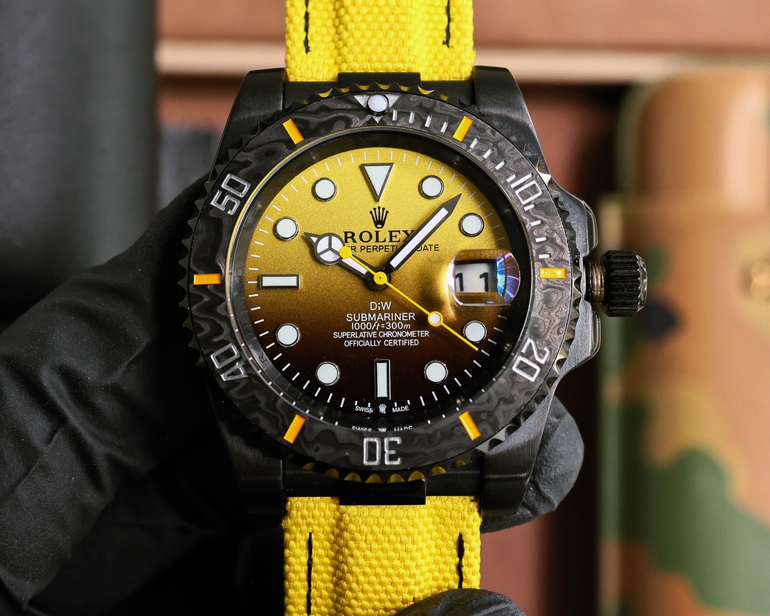 New product launch ?? ROLEX
DIW Submariner PARAKEET
New custom Submariner, perfectly presented!
1: With a specially customized carbon fiber bezel and gradient green dial, DIW gives the Submariner a different style, presenting a new visual and tactile expe