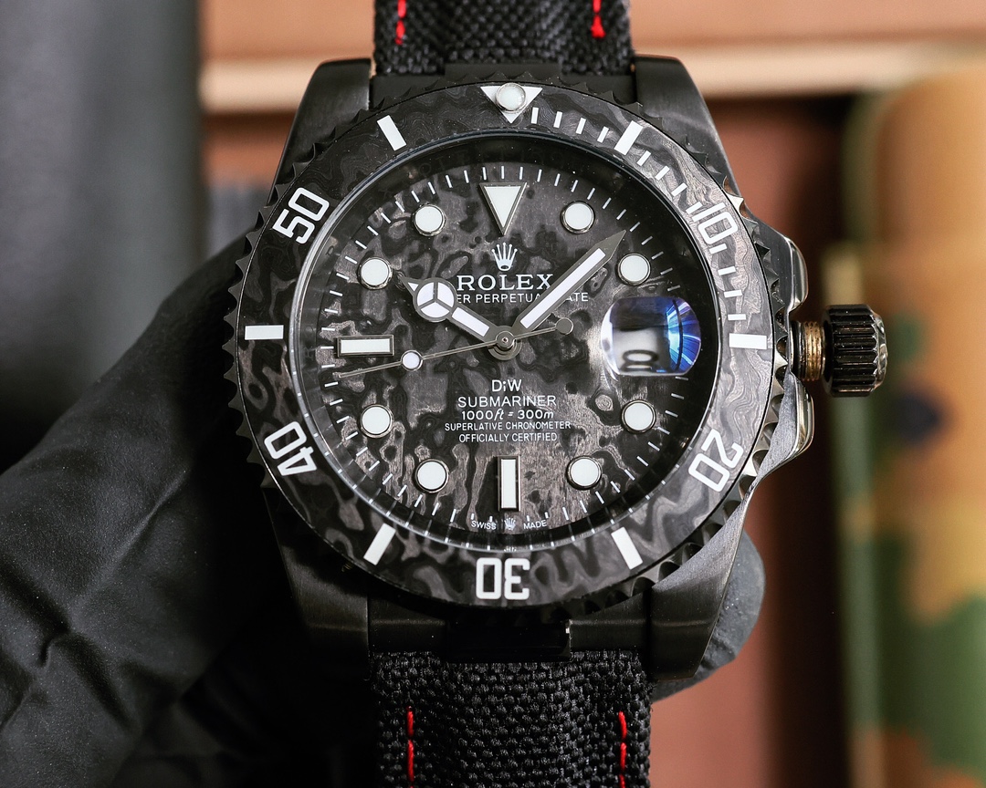 New product launch ?? ROLEX
DIW Submariner PARAKEET
New custom Submariner, perfectly presented!
1: With a specially customized carbon fiber bezel and gradient green dial, DIW gives the Submariner a different style, presenting a new visual and tactile expe