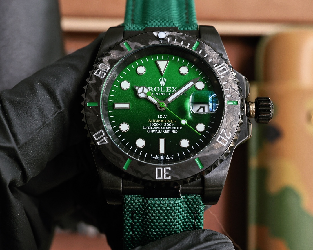 New product launch ?? ROLEX
DIW Submariner PARAKEET
New custom Submariner, perfectly presented!
1: With a specially customized carbon fiber bezel and gradient green dial, DIW gives the Submariner a different style, presenting a new visual and tactile expe