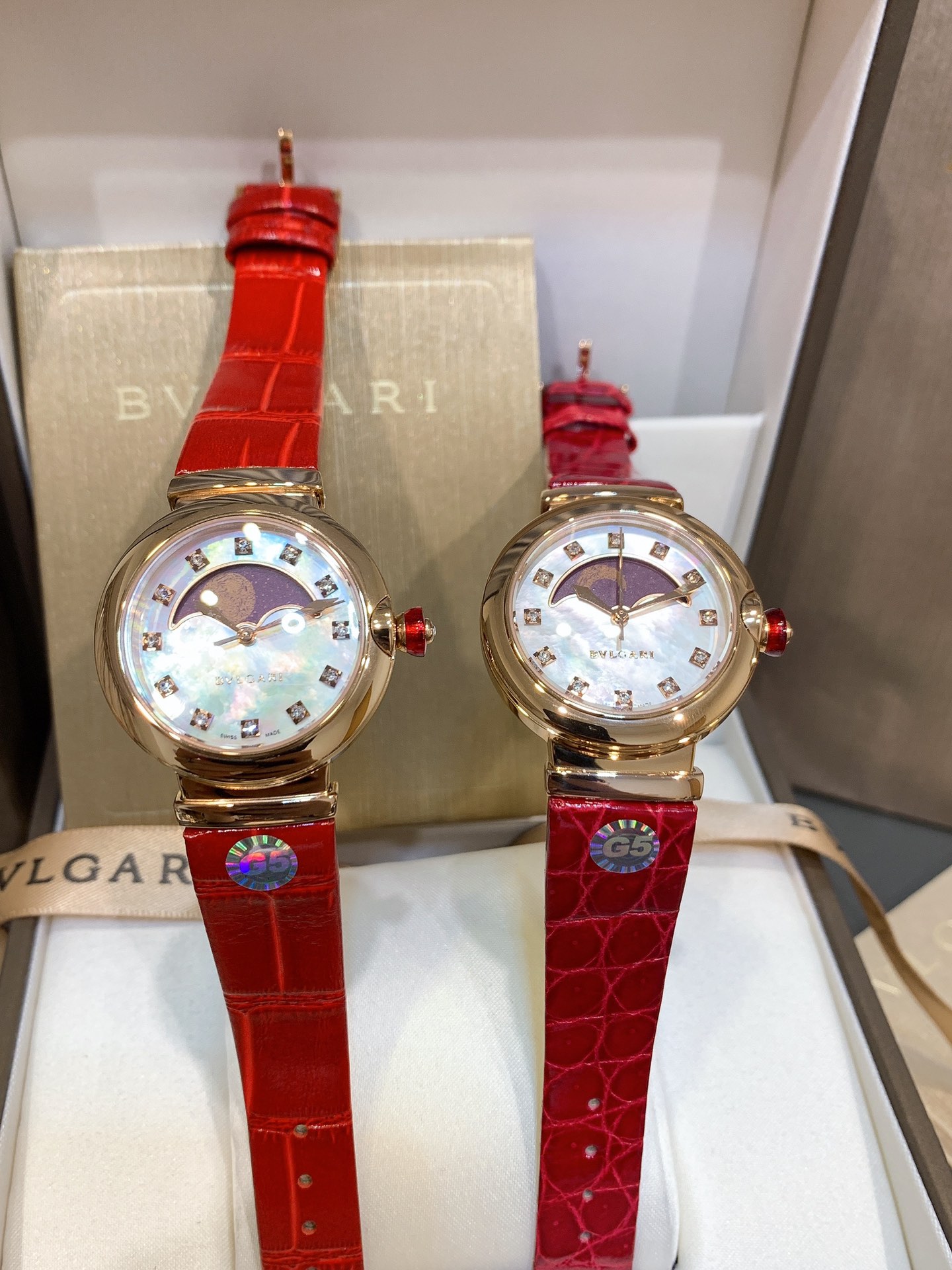 ?? Silver 280. Rose 300. Diamond plus 40. Alligator leather plus 200
Exclusive real shots, beware of quality details
Bulgari Moon Phase watch, with the curved moon phase window placed above the mother-of-pearl dial, adds visual balance to the watch's desi