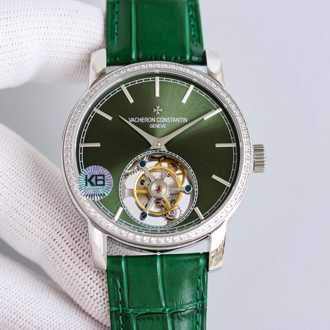 True Tourbillon same: 3300
Vacheron Constantin's new Traditionnelle tourbillon watch, with a fresh look at the classic design, showcases a harmonious blend of watchmaking tradition and modern aesthetics. The charming deep green sunray dial, paired with wh