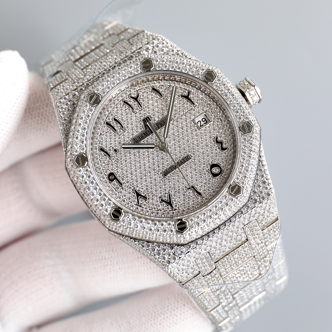 Here comes the shock! Royal Oak 15400 Starry Sky Collection in small quantities!
After much effort, it's finally done! The entire watch is densely set with the most premium Swarovski diamonds, including the steel band side and the crown. The details have 