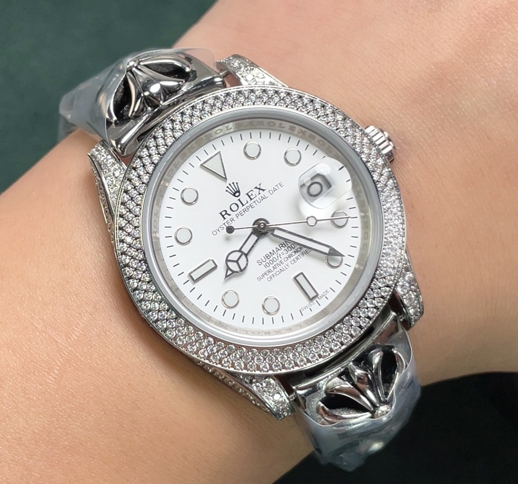 Heavy craftsmanship of the ROLEX movement, giving you a different experience, if you don 't like ghosts, it will definitely be your connoisseur ?? ROLEX?? Submariner with diamond-encrusted Rolex movement collection ? Men's fine fashion watch, with importe