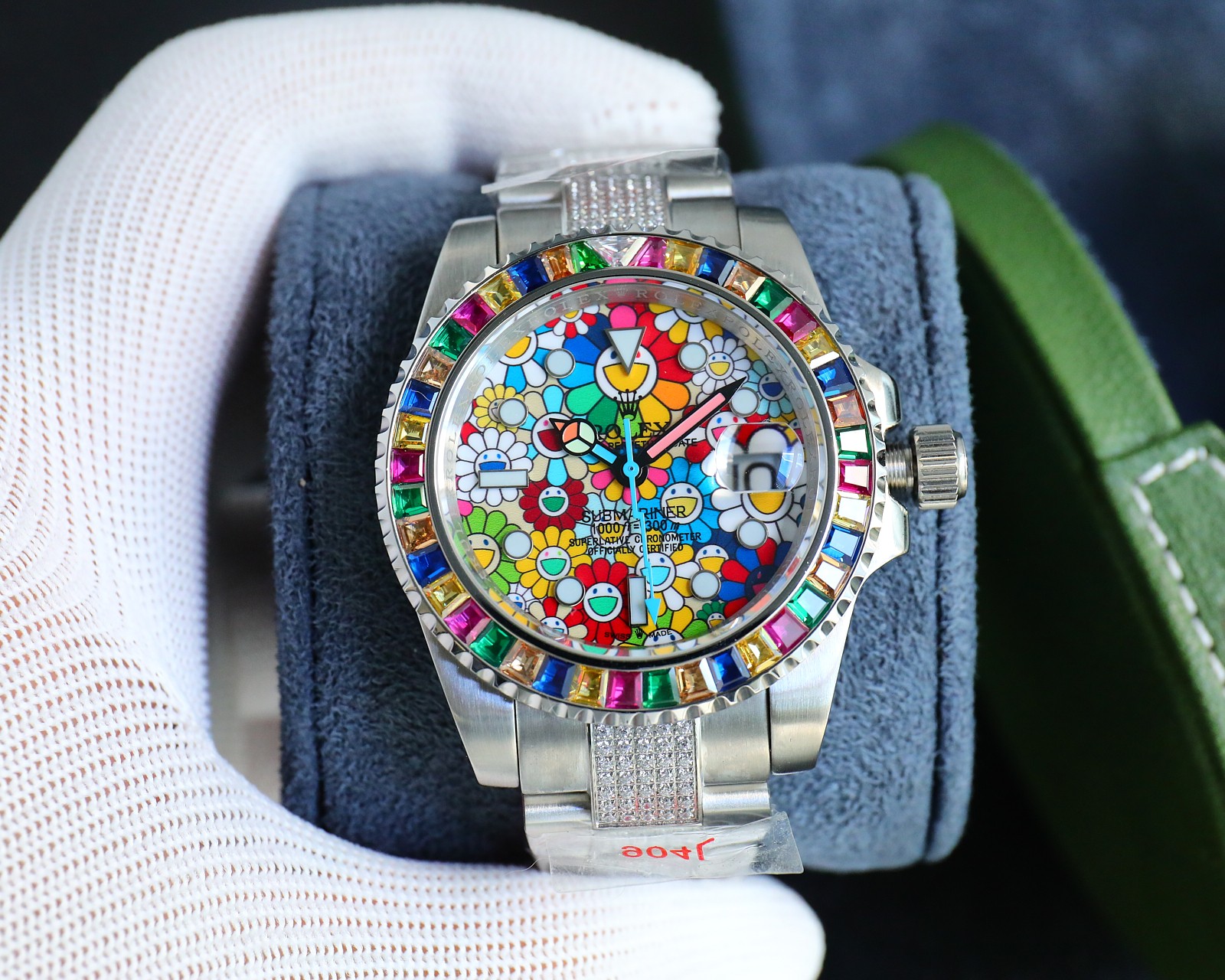 The literal is not set with diamonds at 1400, and the literal is set with diamonds at 1500
?? Brand new face three-bead steel band
The ROLEX ?? ultimate luxury starry sky edition watch is hand-set and densely set with top-quality Swarovski diamonds, an in