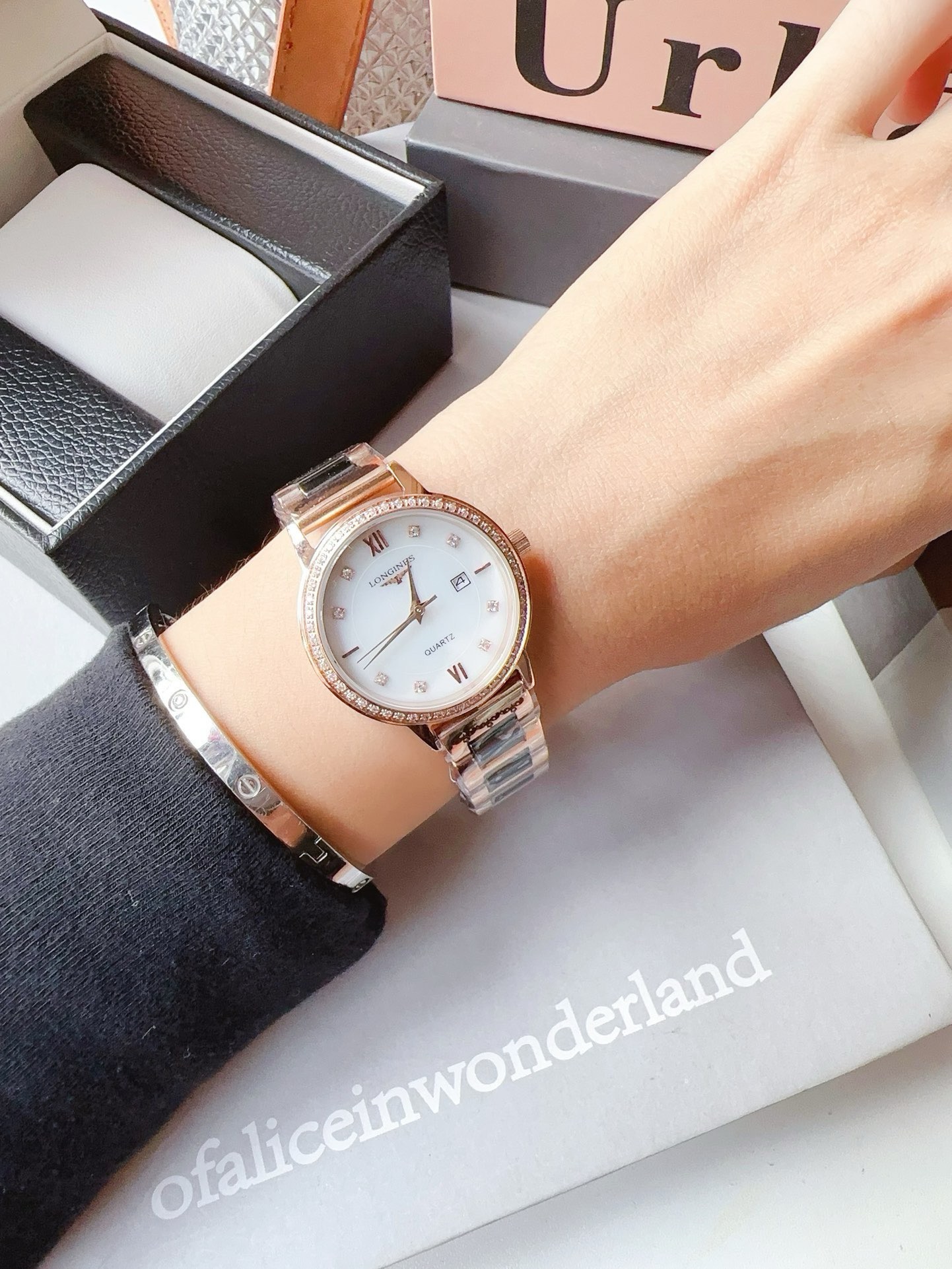 ?? Diamond 220.240 steel strap 20 ceramic 40 Longines - simple and elegant imported quartz movement mineral glass crystal 316L stainless steel case 28mm in diameter 8mm thick ?? This watch is beloved by women and showcases their unique personality and cha