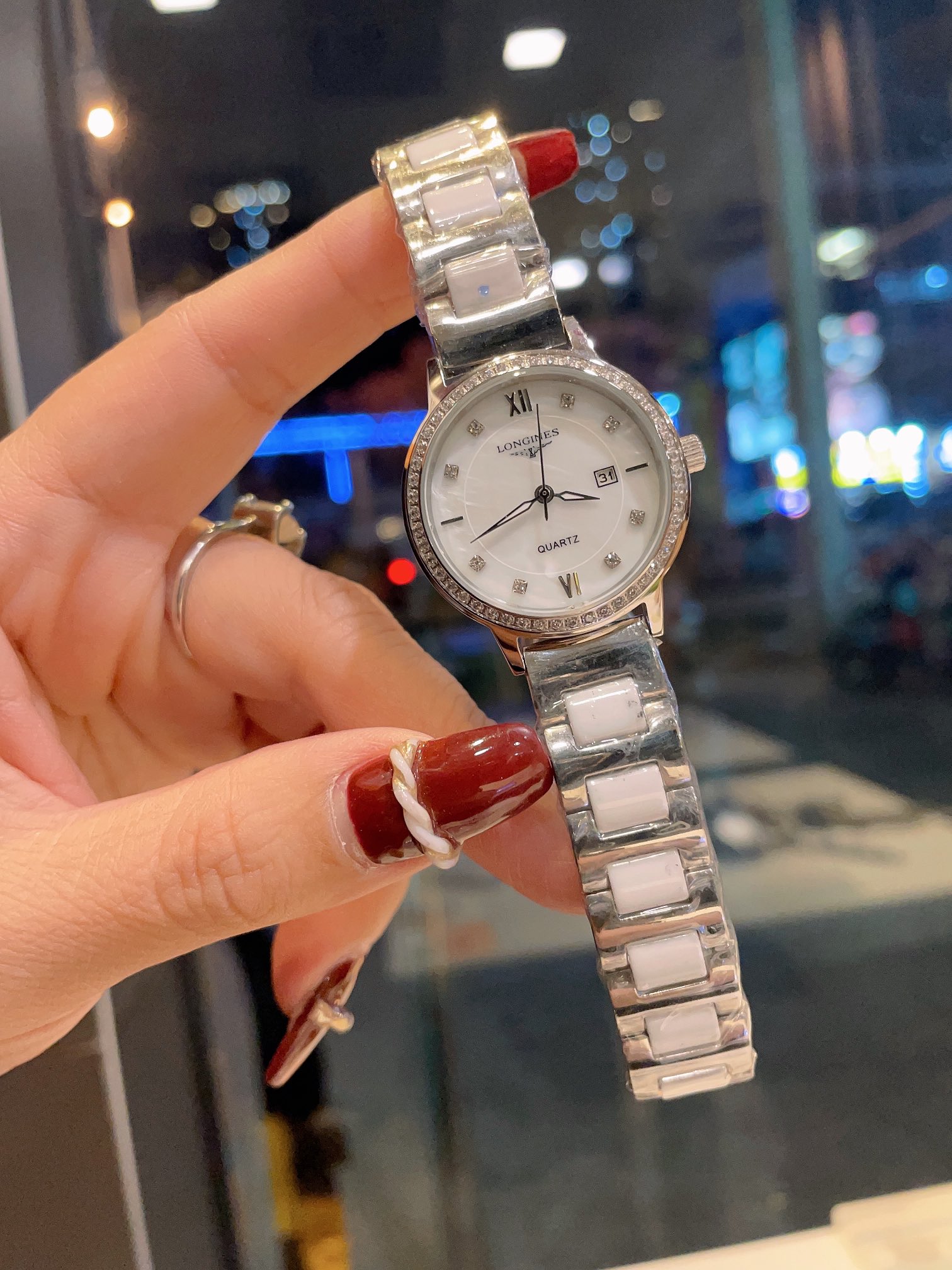 ?? Diamond steel 240.260 Ceramic +20
Longines - Simple and elegant women imported quartz movement Mineral glass crystal 316L stainless steel case 28mm diameter 8mm thick ?? This watch is beloved by women, and on different occasions ?? showcases their uniq
