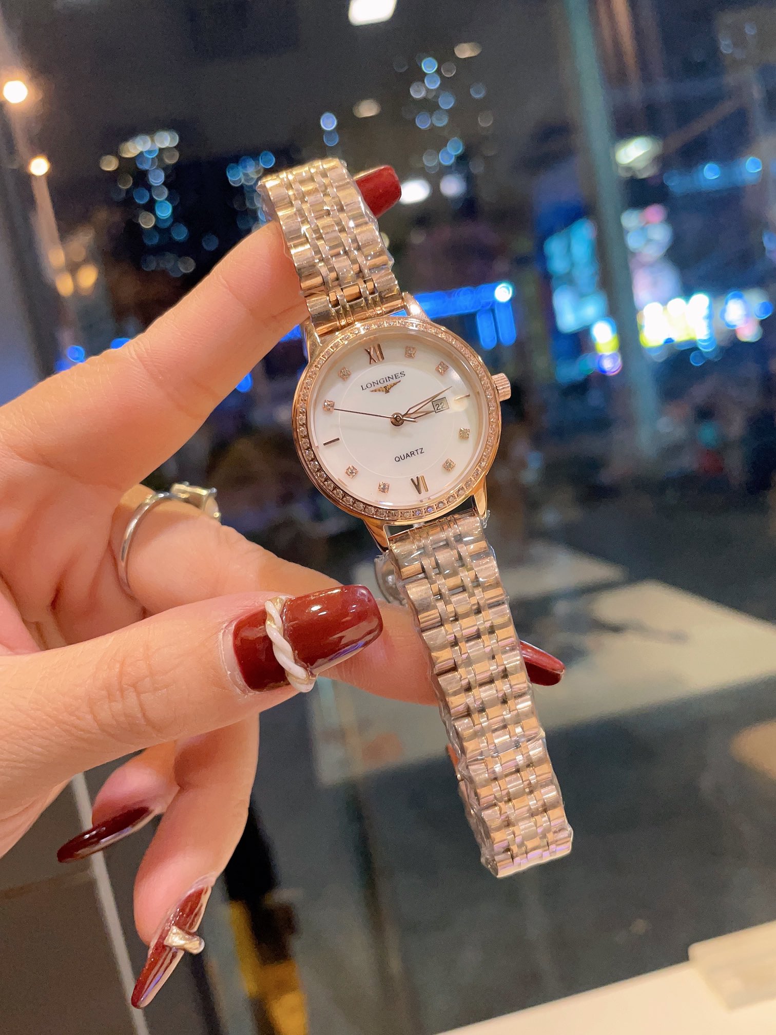 ?? Diamond steel 240.260 Ceramic +20
Longines - Simple and elegant women imported quartz movement Mineral glass crystal 316L stainless steel case 28mm diameter 8mm thick ?? This watch is beloved by women, and on different occasions ?? showcases their uniq