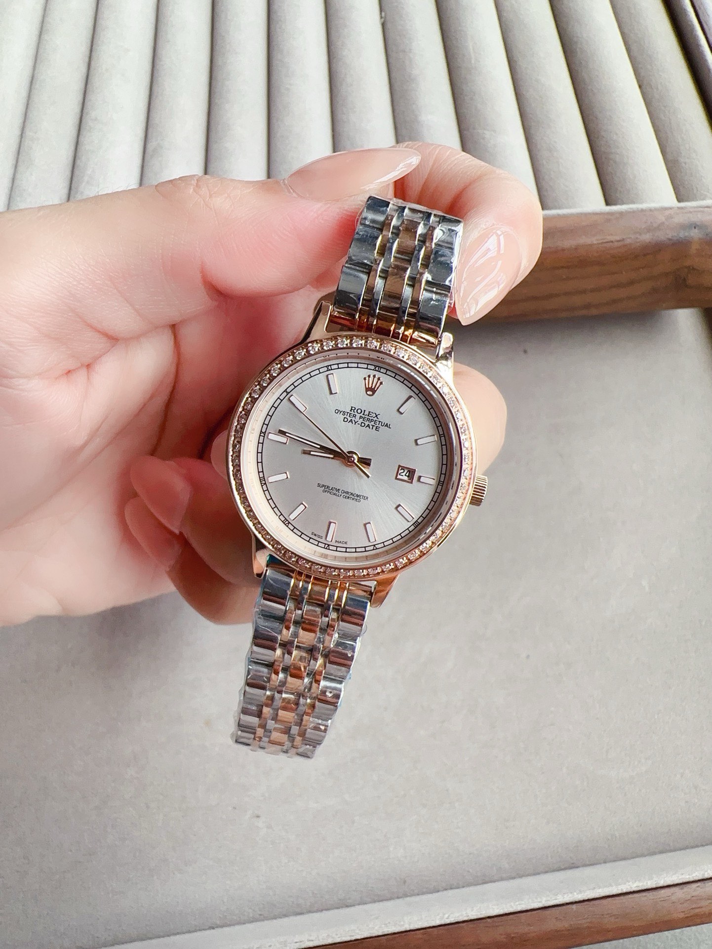 Diamond steel 240.260 Ceramic 20 [Simple design elegant temperament] ROLEX ladies watch imported quartz movement Mineral tempered glass 316L stainless steel case Genuine leather strap fashionable and elegant classic Hot sale size: diameter 28mm thickness 