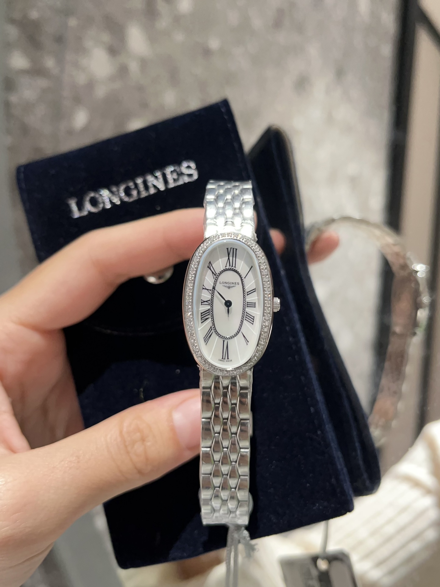 ?? Diamond bezel 550 ?? Longines Waltz Mini
A ?? very small ?? very exquisite watch I've always wanted to buy is here ??(size 18x25)
In 2015, the renowned Swiss watchmaker Longines introduced a new collection of watches, the Longines Symphonette, which in