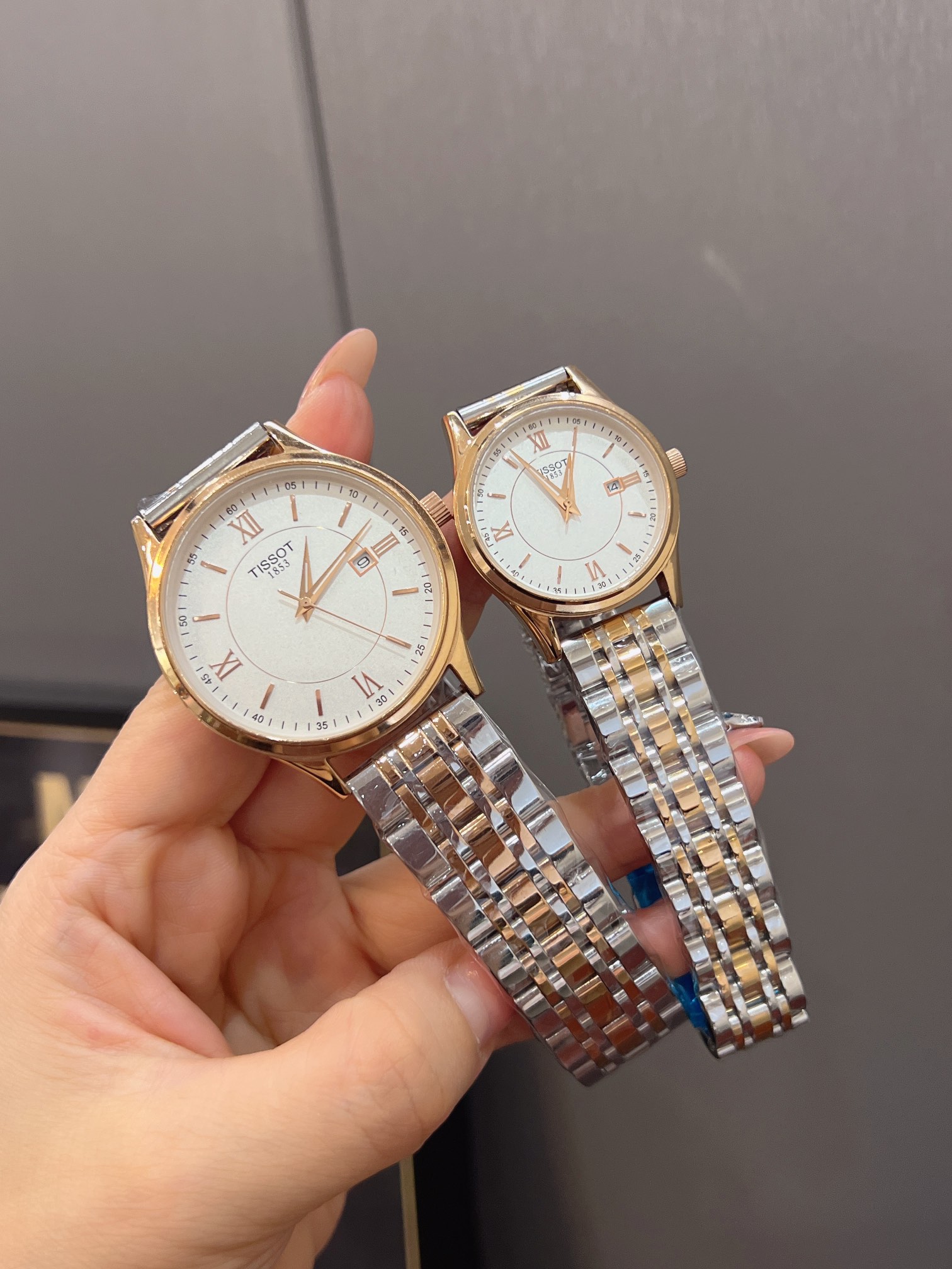 The latest ?? White 190. Gold 210. Steel ?20 TISSOT? The new Carson Me collection couple watches make a grand debut, symbolizing being true to yourself at all times. Every identity is what comes to mind. Every year, the true self has its own charm. Wearin