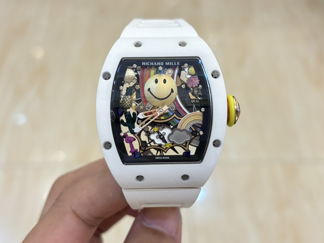 Smiling Face New V2 upgraded version, all-in-one machine arrives Watch video 6 o 'clock position The movement will rotate the real all-in-one machine.
[RICHARD MILLE] Richard Mille releases the new RM 88 Smiley automatic flywheel watch for a playful style