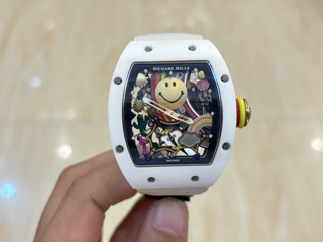 Smiling Face New V2 upgraded version, all-in-one machine arrives Watch video 6 o 'clock position The movement will rotate the real all-in-one machine.
[RICHARD MILLE] Richard Mille releases the new RM 88 Smiley automatic flywheel watch for a playful style