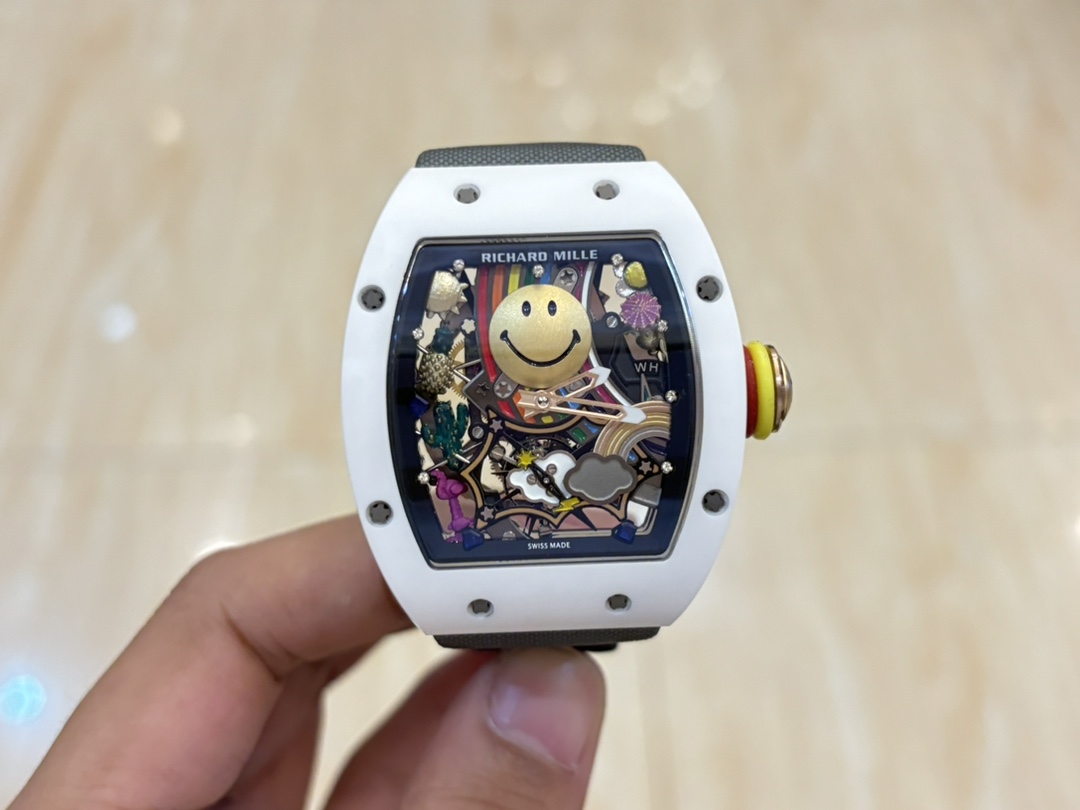 Smiling Face New V2 upgraded version, all-in-one machine arrives Watch video 6 o 'clock position The movement will rotate the real all-in-one machine.
[RICHARD MILLE] Richard Mille releases the new RM 88 Smiley automatic flywheel watch for a playful style
