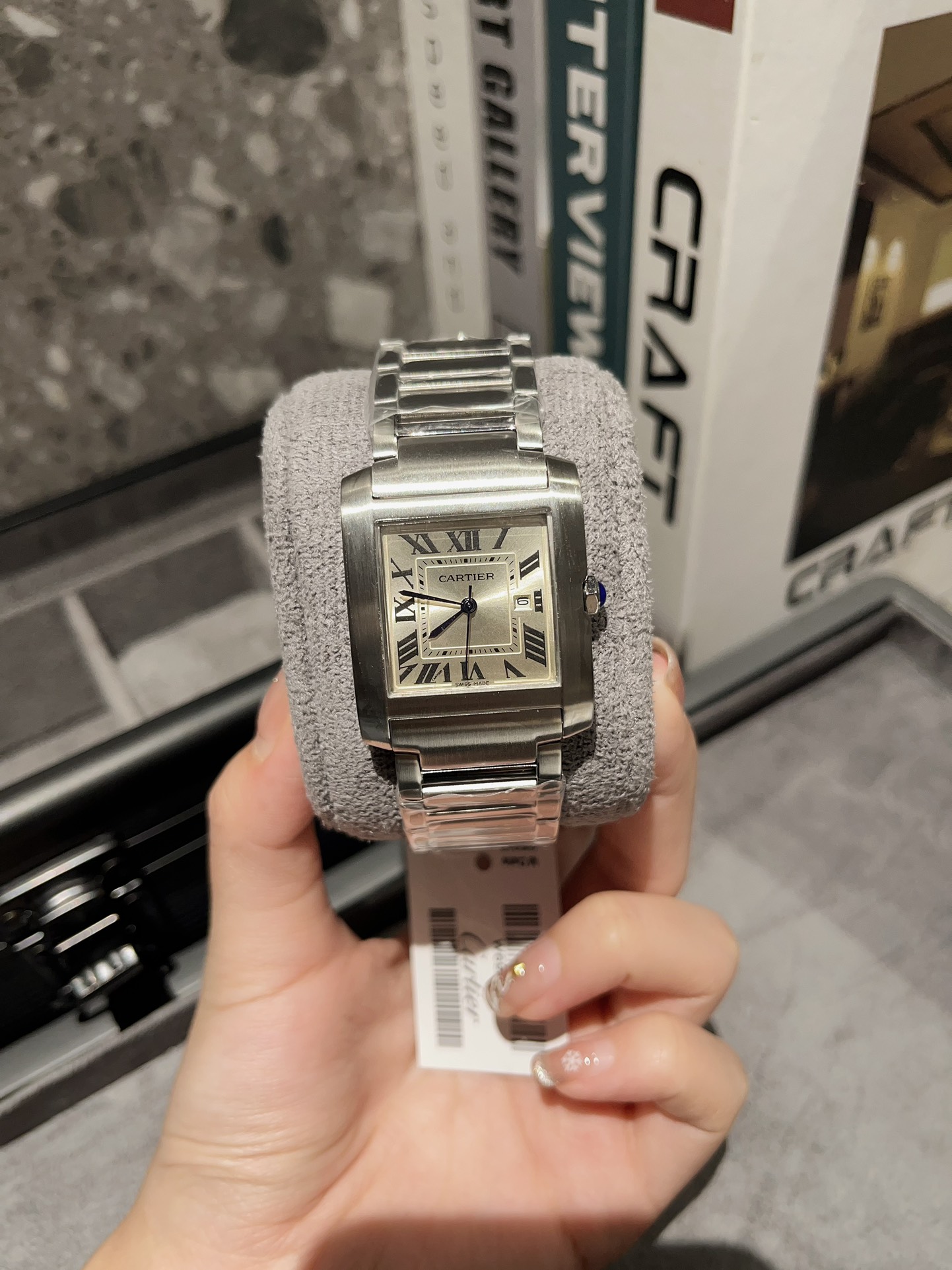 [?? White 300/ Gold 320 diamond ?20]
Cartier TankFrancaise, imported quartz movement, 316L stainless steel case and bracelet, tempered crystal, gemstone round bead crown, case size
Large size: 30.5mm width 36.7mm length
Medium size: 27mm wide, 32mm long
S