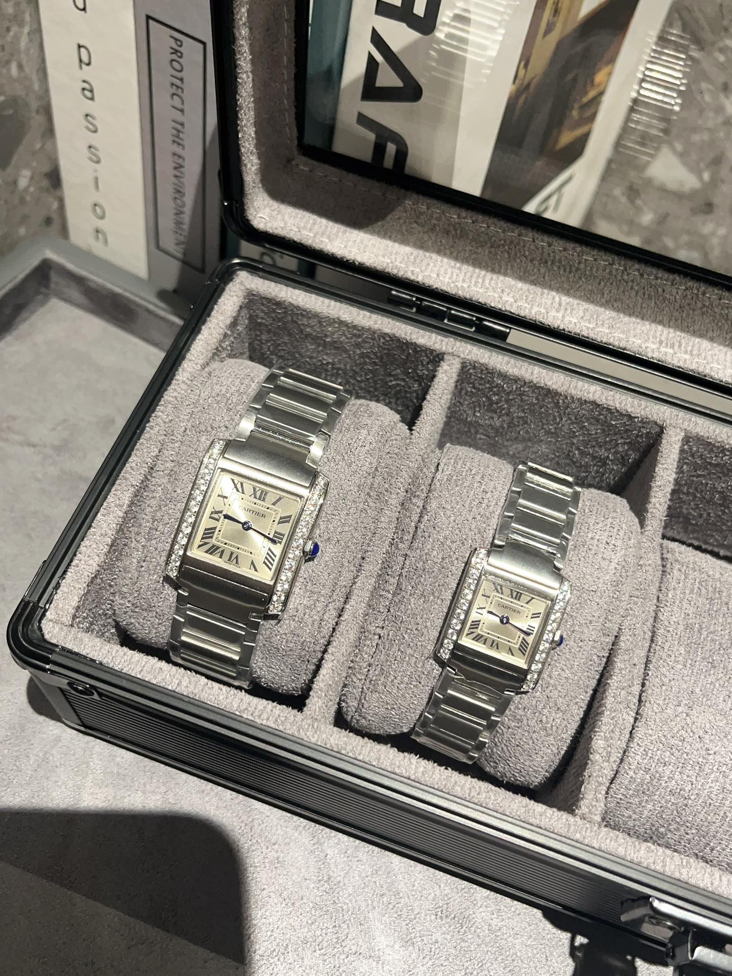 [?? White 300/ Gold 320 diamond ?20]
Cartier TankFrancaise, imported quartz movement, 316L stainless steel case and bracelet, tempered crystal, gemstone round bead crown, case size
Large size: 30.5mm width 36.7mm length
Medium size: 27mm wide, 32mm long
S