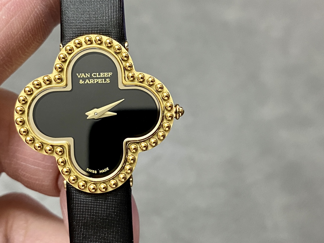 ?? 550
Exclusive quality ?? Produced by ?????? ??????????????

Brands: ?????? ?????????? & ????????????- Van Cleef & Arpels ??
Collection: Four-leaf Clover
Movement: Swiss quartz movement
Size: 30mm
Material: 316L stainless steel set with diamond
Function