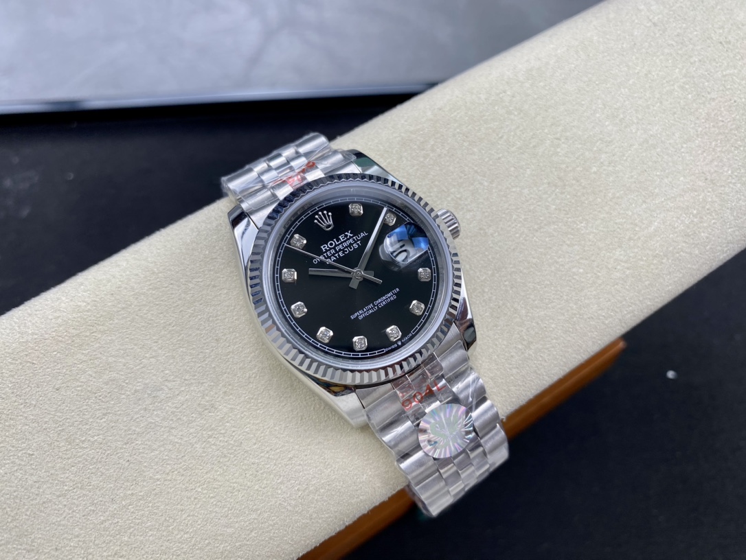 ??550 Rolex Single Calendar Datejust Series 36mm
[Diameter] 36mm
[Movement] Equipped with an automatic mechanical movement
[Bezel] Rolex RingCommand triangular bezel/aperture
[Mirror] Scratch-resistant sapphire glass mirror
[Material] Imported 316L stainl