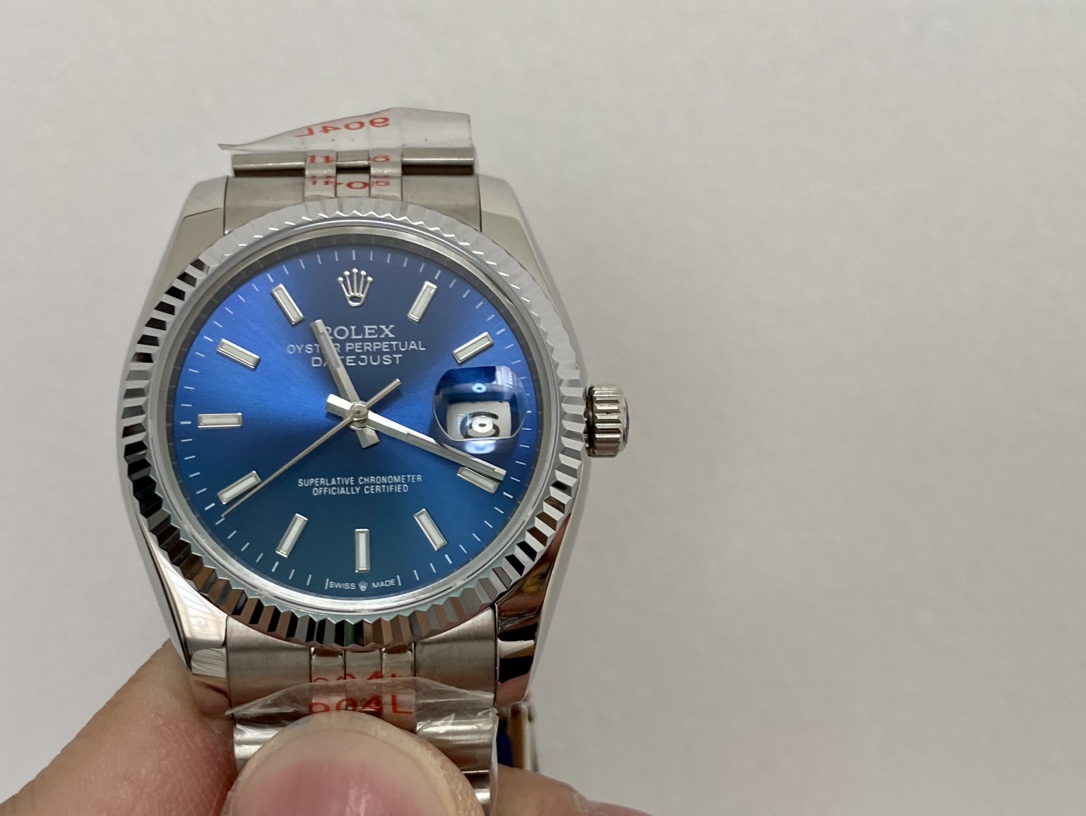 ??550 Rolex Single Calendar Datejust Series 36mm
[Diameter] 36mm
[Movement] Equipped with an automatic mechanical movement
[Bezel] Rolex RingCommand triangular bezel/aperture
[Mirror] Scratch-resistant sapphire glass mirror
[Material] Imported 316L stainl