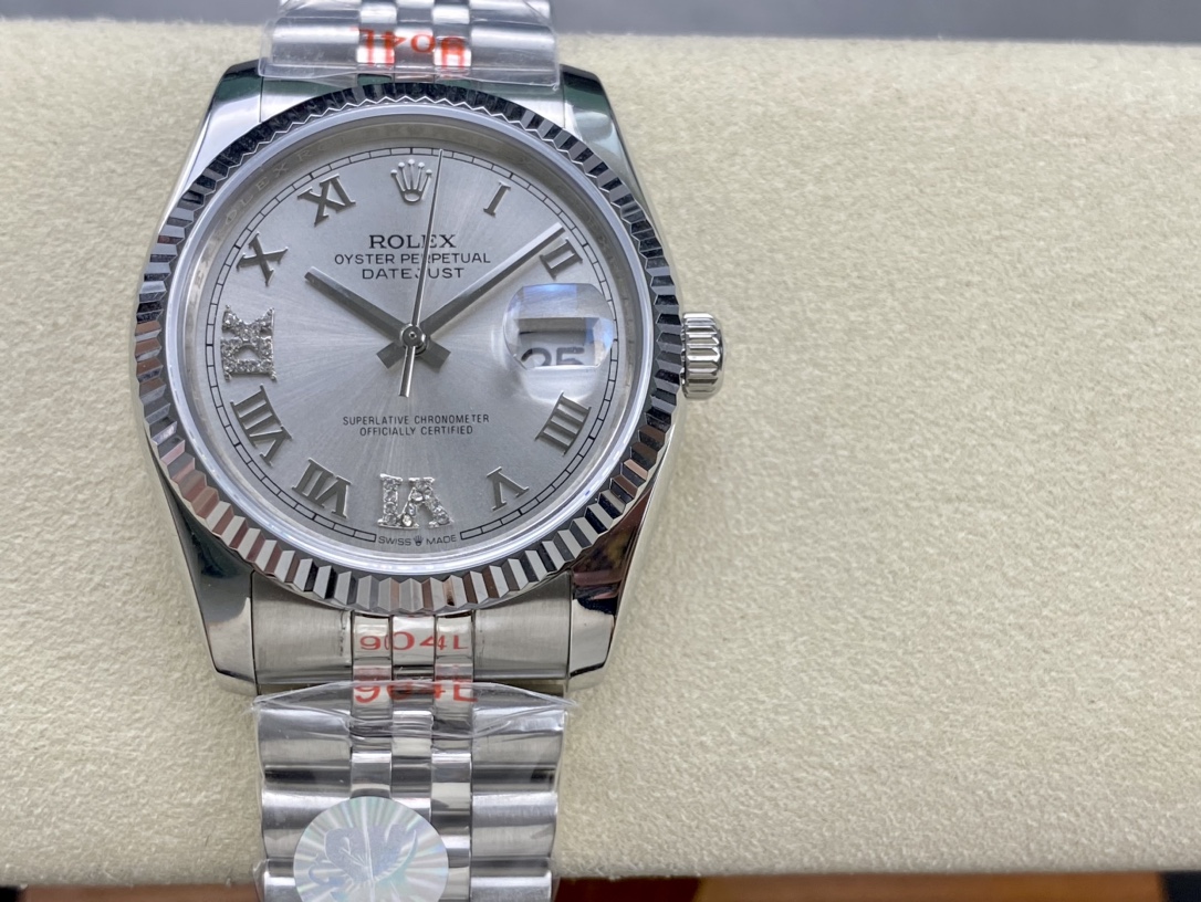 ??550 Rolex Single Calendar Datejust Series 36mm
[Diameter] 36mm
[Movement] Equipped with an automatic mechanical movement
[Bezel] Rolex RingCommand triangular bezel/aperture
[Mirror] Scratch-resistant sapphire glass mirror
[Material] Imported 316L stainl