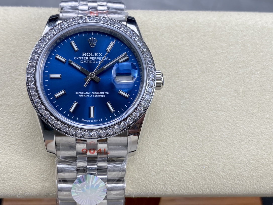 ??550 Rolex Single Calendar Datejust Series 36mm
[Diameter] 36mm
[Movement] Equipped with an automatic mechanical movement
[Bezel] Rolex RingCommand triangular bezel/aperture
[Mirror] Scratch-resistant sapphire glass mirror
[Material] Imported 316L stainl