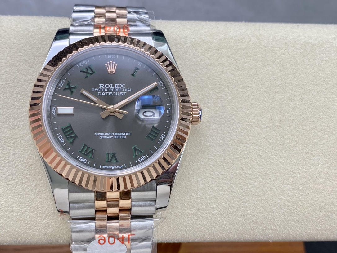 ??550 Rolex Single Calendar Datejust Series 41mm
[Diameter] 41mm
[Movement] Equipped with an automatic mechanical movement
[Bezel] Rolex RingCommand triangular bezel/aperture
[Mirror] Scratch-resistant sapphire glass mirror
[Material] Imported 316L stainl