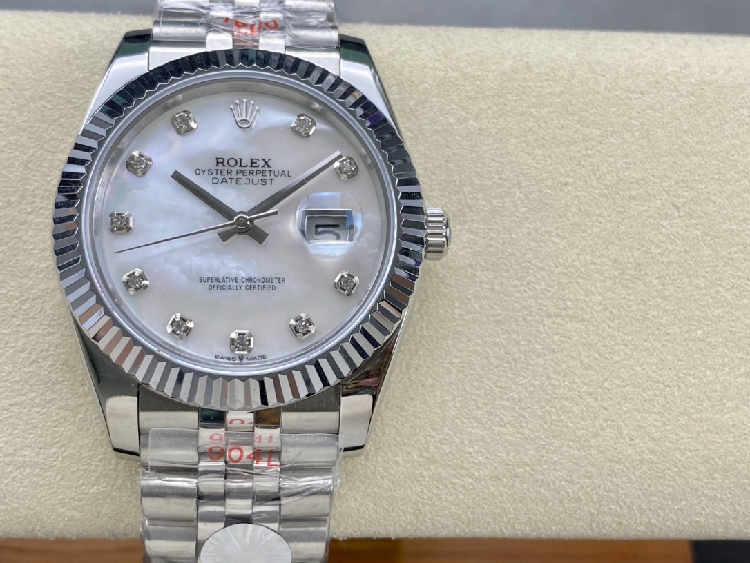 ??550 Rolex Single Calendar Datejust Series 41mm
[Diameter] 41mm
[Movement] Equipped with an automatic mechanical movement
[Bezel] Rolex RingCommand triangular bezel/aperture
[Mirror] Scratch-resistant sapphire glass mirror
[Material] Imported 316L stainl