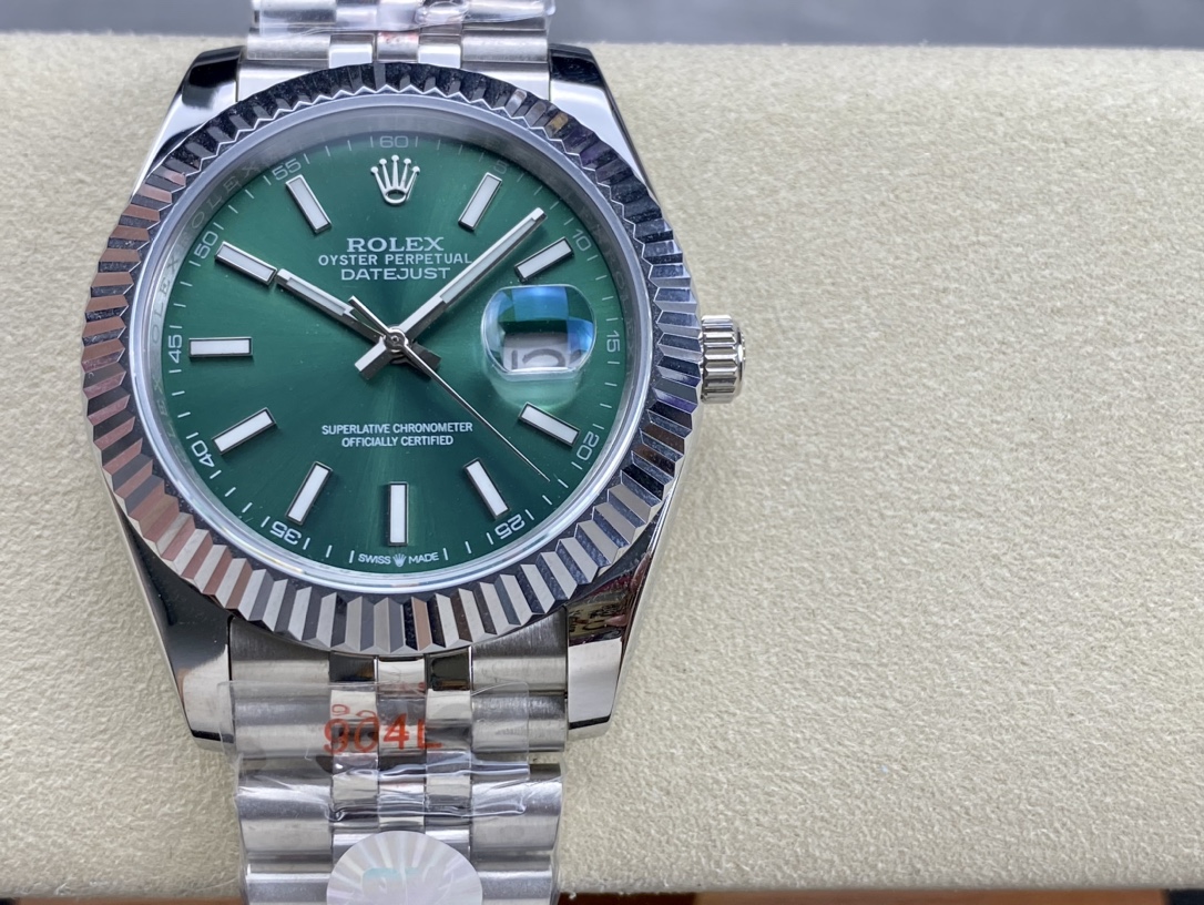 ??550 Rolex Single Calendar Datejust Series 41mm
[Diameter] 41mm
[Movement] Equipped with an automatic mechanical movement
[Bezel] Rolex RingCommand triangular bezel/aperture
[Mirror] Scratch-resistant sapphire glass mirror
[Material] Imported 316L stainl