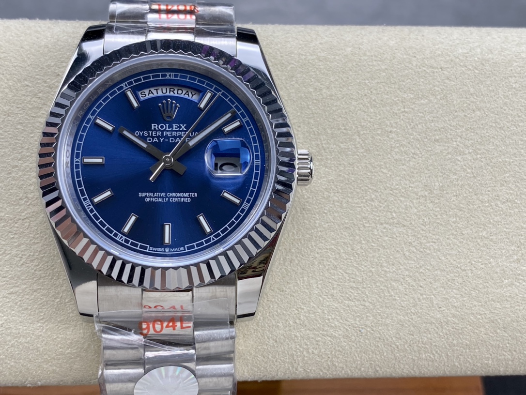 ??550 Rolex Double Calendar Day-Datejust Series 40mm
[Diameter] 40mm
[Movement] Equipped with an automatic mechanical movement
[Bezel] Rolex RingCommand triangular bezel/aperture
[Mirror] Scratch-resistant sapphire glass mirror
[Material] Imported 316L st