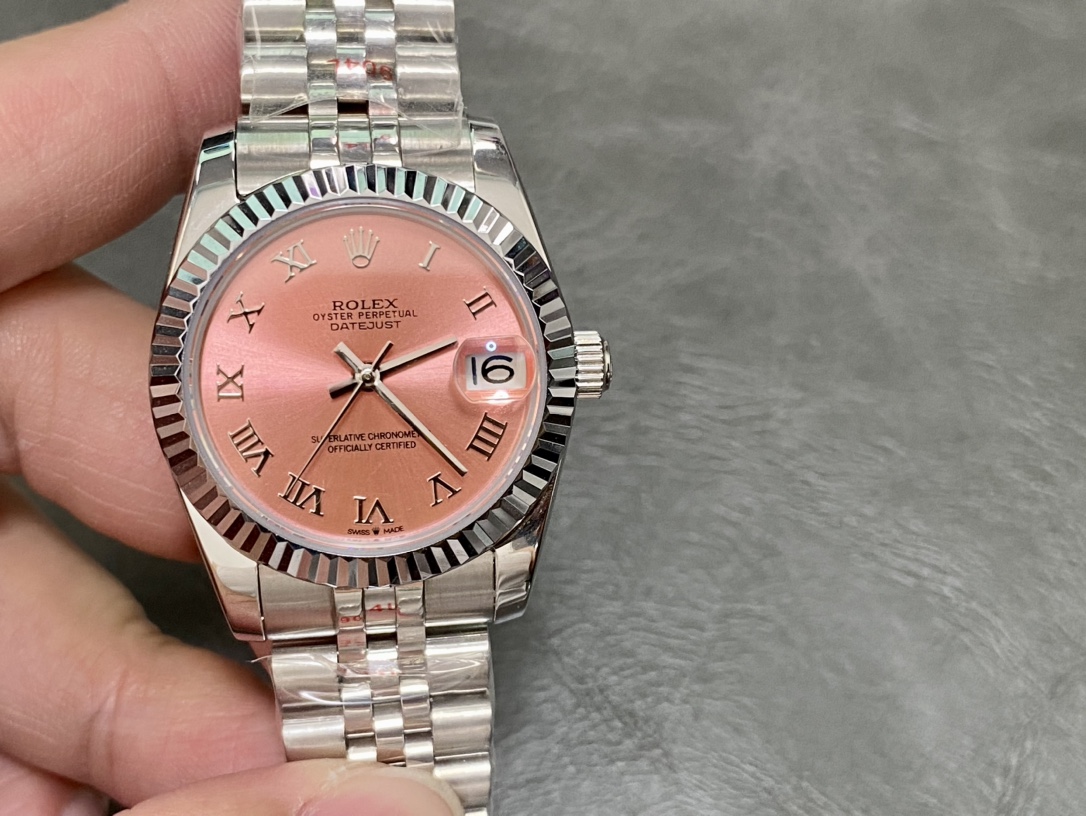 ??550 Women Rolex Single Calendar Datejust 31mm
[Diameter] 31mm
[Movement] Equipped with an automatic mechanical movement
[Bezel] Rolex RingCommand triangular bezel/aperture/diamond bezel
[Mirror] Scratch-resistant sapphire glass mirror
[Material] Importe