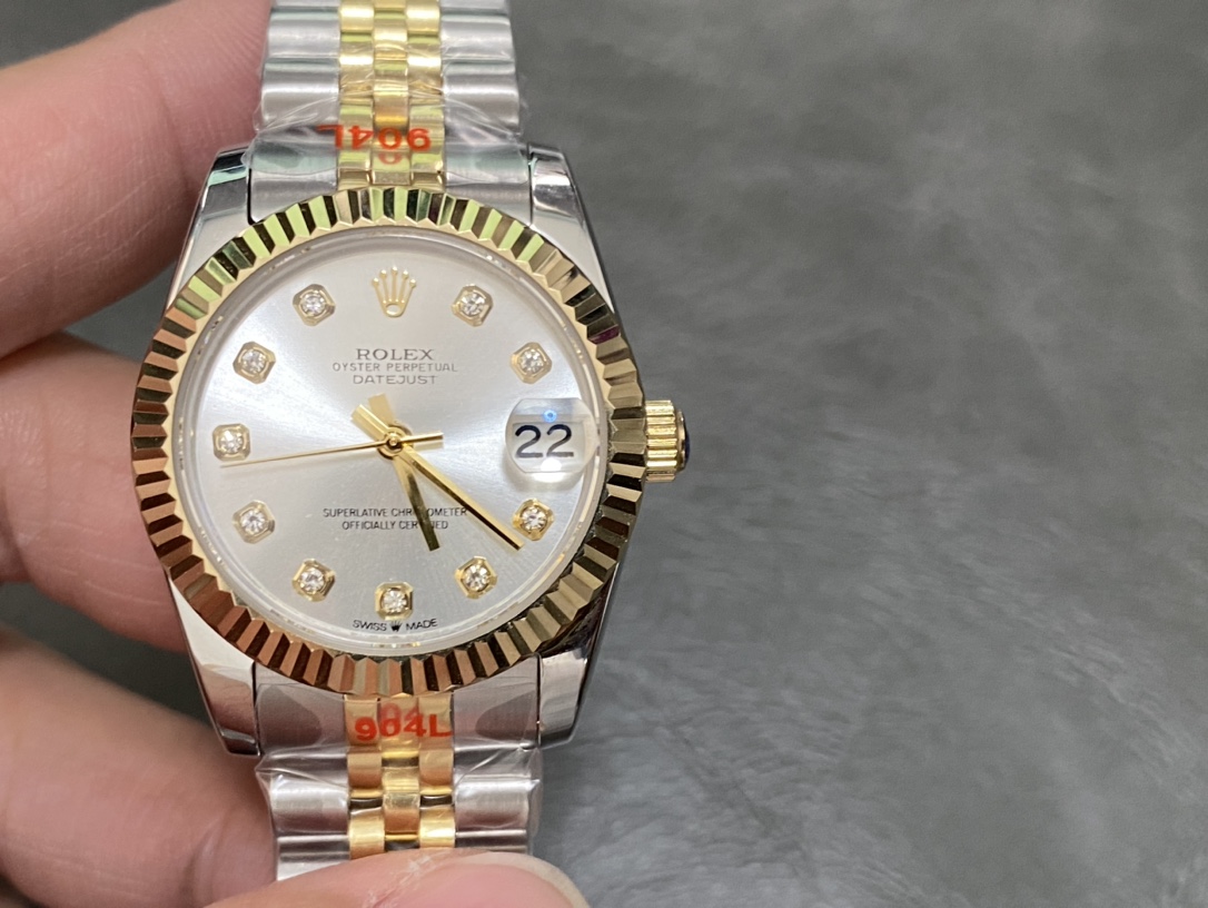 ??550 Women Rolex Single Calendar Datejust 31mm
[Diameter] 31mm
[Movement] Equipped with an automatic mechanical movement
[Bezel] Rolex RingCommand triangular bezel/aperture/diamond bezel
[Mirror] Scratch-resistant sapphire glass mirror
[Material] Importe