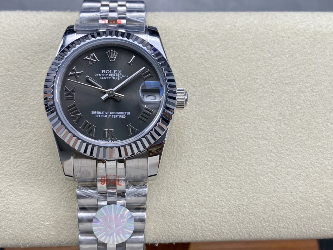 ??550 Women Rolex Single Calendar Datejust 31mm
[Diameter] 31mm
[Movement] Equipped with an automatic mechanical movement
[Bezel] Rolex RingCommand triangular bezel/aperture/diamond bezel
[Mirror] Scratch-resistant sapphire glass mirror
[Material] Importe