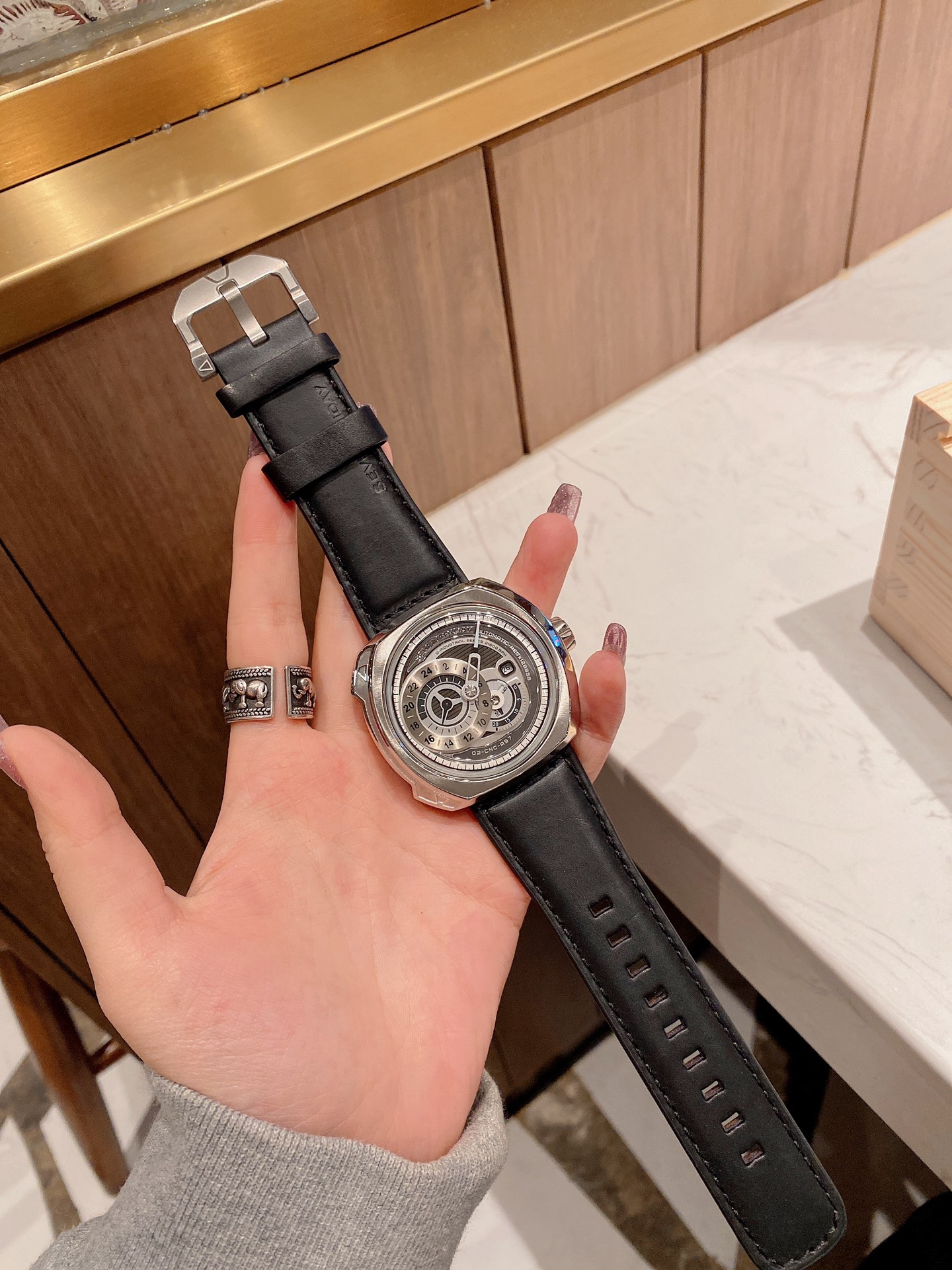 ?? 550
SEVENFRIDAY movement: Original Japanese Citizen 82S7 mechanical movement Mirror surface: Tempered blue glass strap: Imported calf leather material: High grade 316 stainless steel case size: 47mm13mm