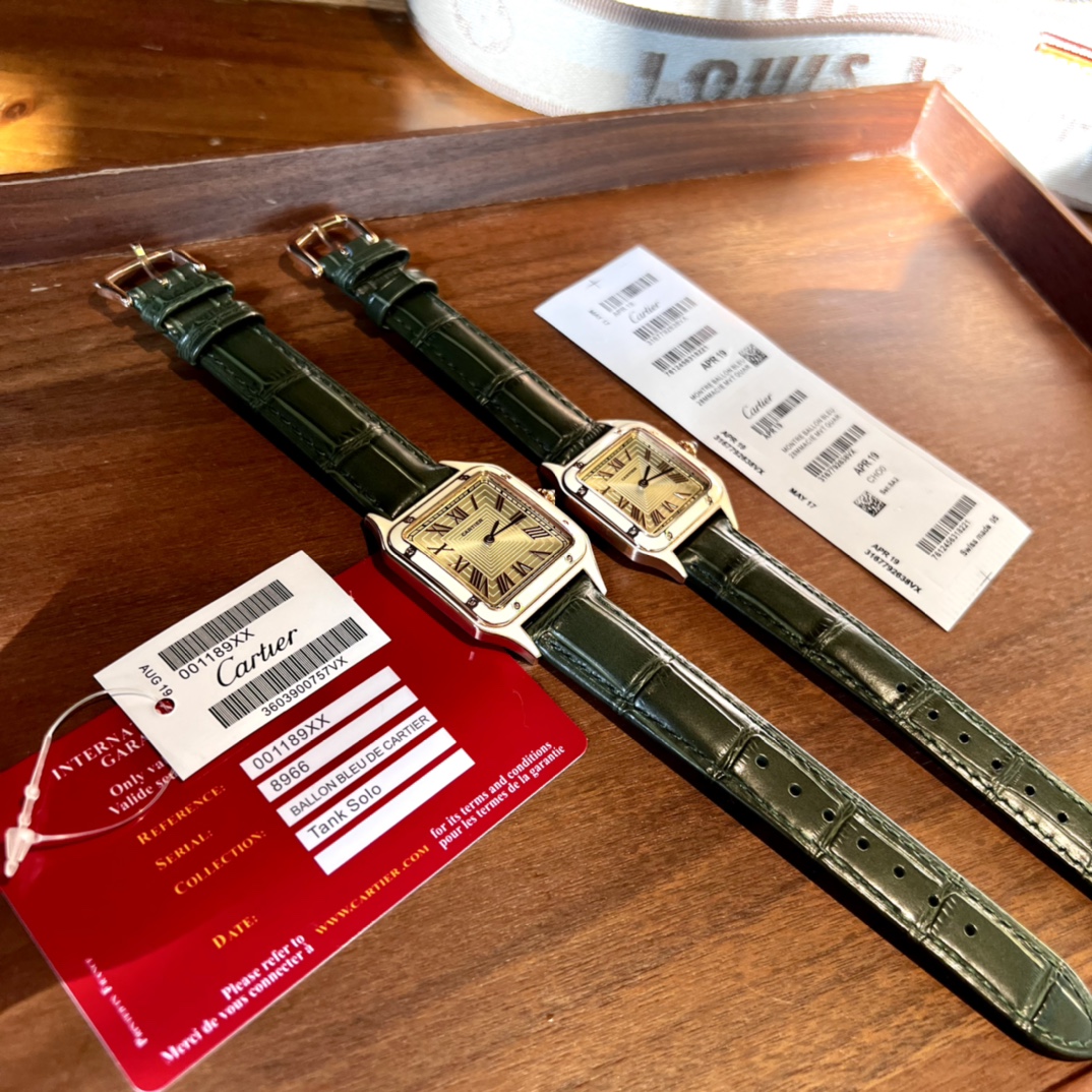 ???? White 320/ rose 340??
2023 latest global limited edition ?? Cartier Santos collection watch, couple pair, neutral model, 316L stainless steel case, spinel round crown, sunray brushed finish, classic Roman numeral hour markers, sword-shaped blue steel