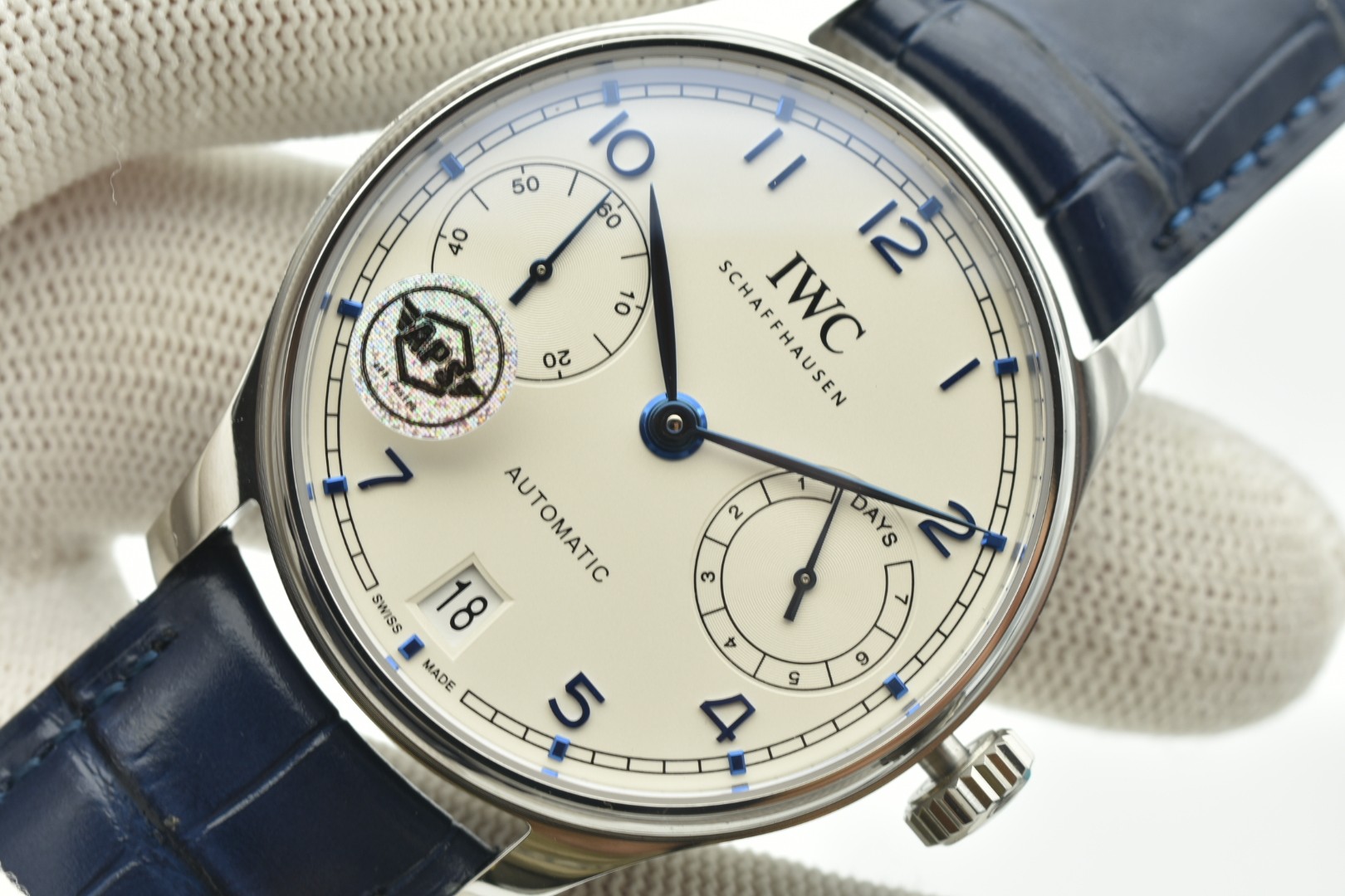 SJ 1600
APS IWC Portuguese 7 Days Power Mechanical Watch ?? Model IW500713. Born in the 1930s, the IWC Portuguese collection is a model of design that is not only eye-catching in size but also adorned with simple Arabic numeral hour markers, slender willo