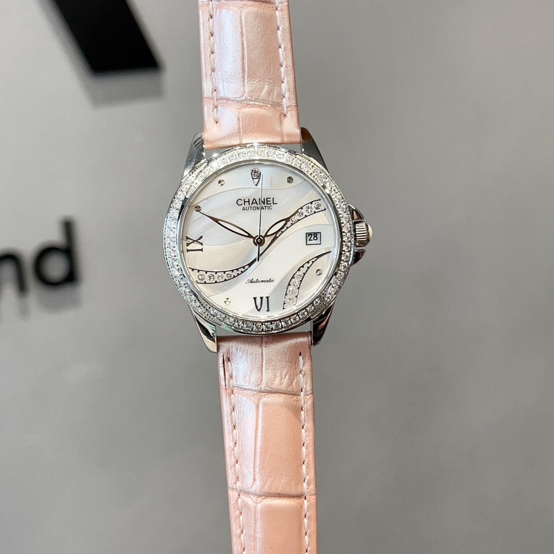 ?? 570
Chanel - Chanel style: New women's mechanical watch Movement: imported Citizen 8215 mechanical Mirror: Sapphire glass mirror strap: Genuine cowhide strap/ceramic strap Size: 35mm diameter 11mm thickness