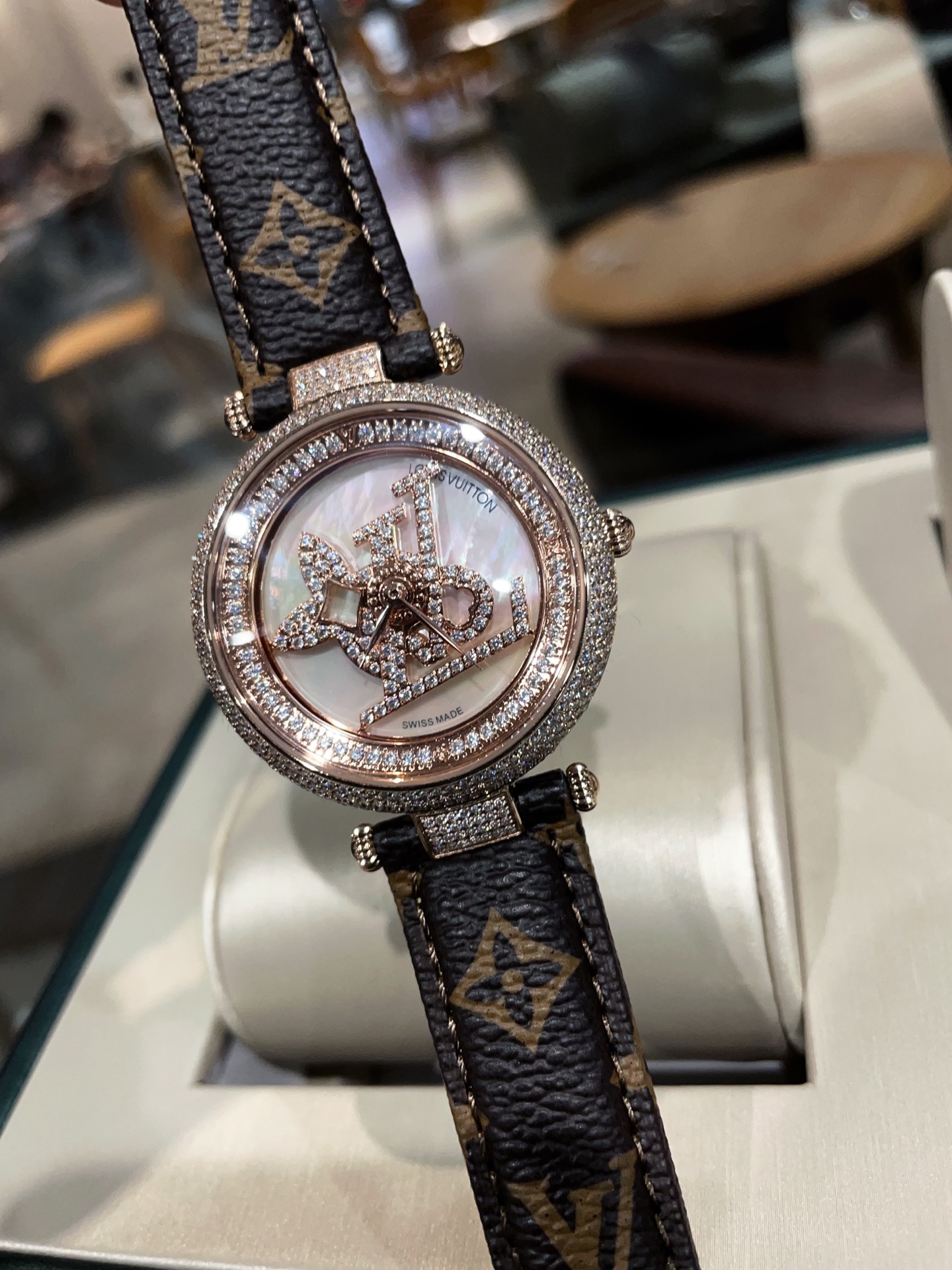 ?? 580
Don 't miss out on the lucky LV diamond jewelry watch!
631 Swarovski sparkling diamonds, each carefully selected, are hand-set by CNC for a firm fit and paired with the natural warm mother-of-pearl for an elegant look. The 360-degree rotating dial,