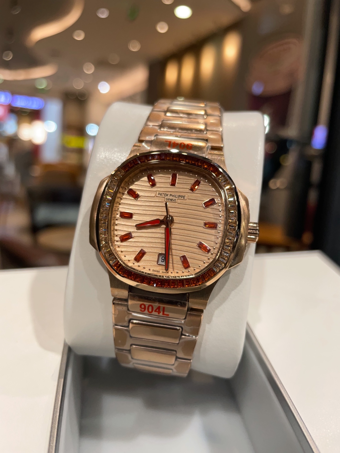 ?? 580
Nautilus 7118 Orange Baby
The little rich lady's choice - Stylish and elegant Lady Nautilus 7118 collection.
This IS definitely PateK FilI 's graduation COLLECTION Little Red BOOK Endless RECOMMENDATIONS SIMPLE and PLAIN to wear VERY ELEGANT and GR
