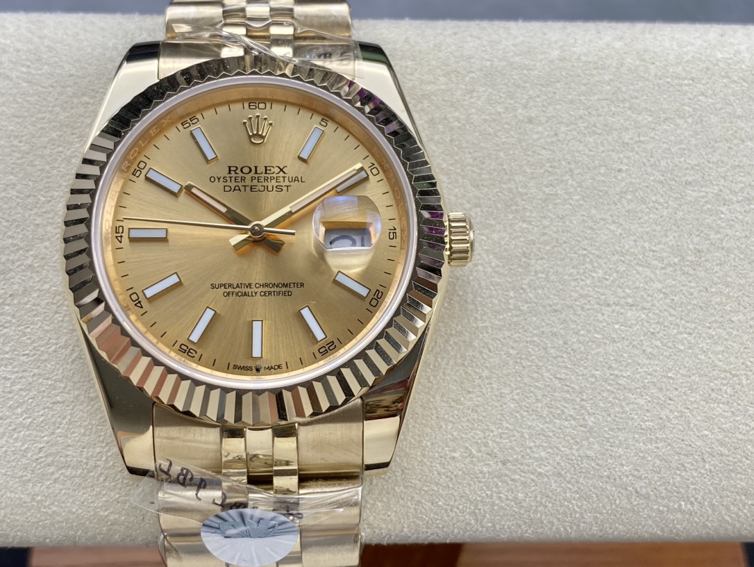 ??580 Rolex Datejust series 41mm
[Diameter] 41mm
[Movement] Equipped with an automatic mechanical movement
[Bezel] Rolex RingCommand triangular bezel/aperture
[Mirror] Scratch-resistant sapphire glass mirror
[Material] Imported 316L stainless steel case
[