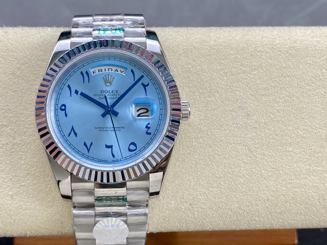 ??580 Rolex Double Calendar Day-Datejust Series 40mm
[Diameter] 40mm
[Movement] Equipped with an automatic mechanical movement
[Bezel] Rolex RingCommand triangular bezel/aperture
[Mirror] Scratch-resistant sapphire glass mirror
[Material] Imported 316L st