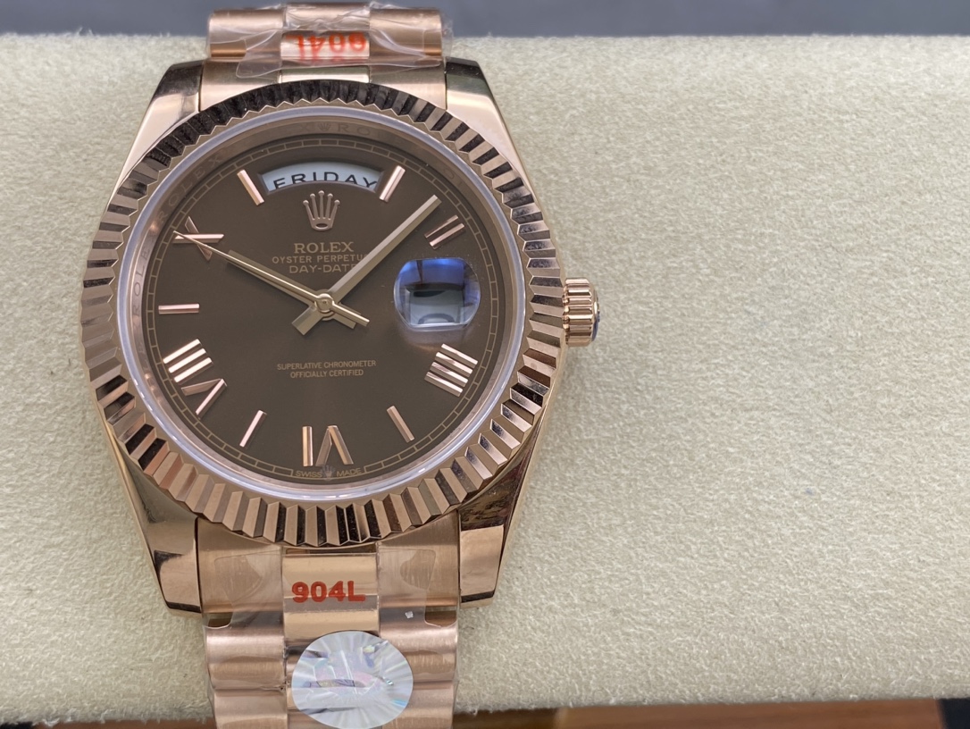 ??580 Rolex Double Calendar Day-Datejust Series 40mm
[Diameter] 40mm
[Movement] Equipped with an automatic mechanical movement
[Bezel] Rolex RingCommand triangular bezel/aperture
[Mirror] Scratch-resistant sapphire glass mirror
[Material] Imported 316L st