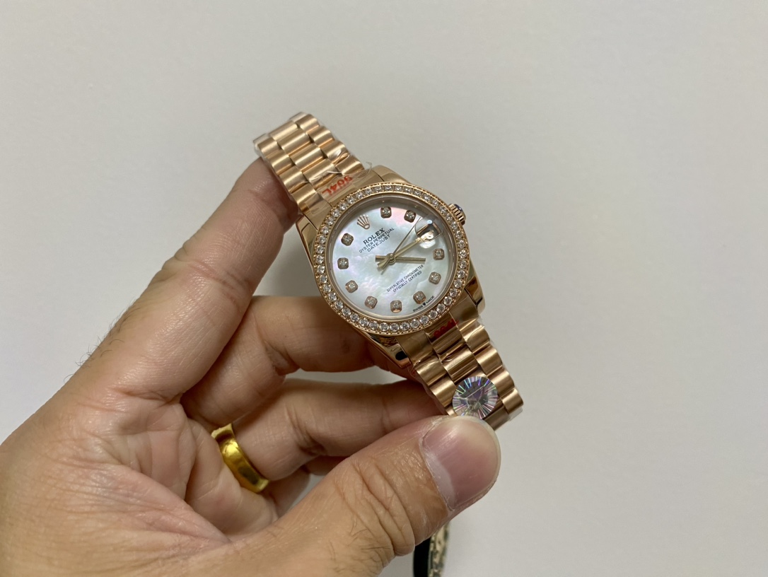 ??580 Women Rolex Single Calendar Datejust 31mm
[Diameter] 31mm
[Movement] Equipped with an automatic mechanical movement
[Bezel] Rolex RingCommand triangular bezel/aperture/diamond bezel
[Mirror] Scratch-resistant sapphire glass mirror
[Material] Importe