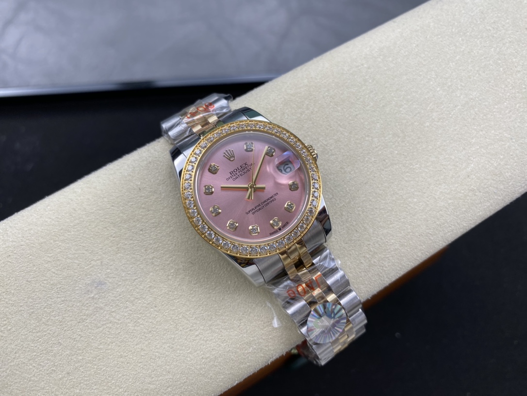 ??580 Women Rolex Single Calendar Datejust 31mm
[Diameter] 31mm
[Movement] Equipped with an automatic mechanical movement
[Bezel] Rolex RingCommand triangular bezel/aperture/diamond bezel
[Mirror] Scratch-resistant sapphire glass mirror
[Material] Importe