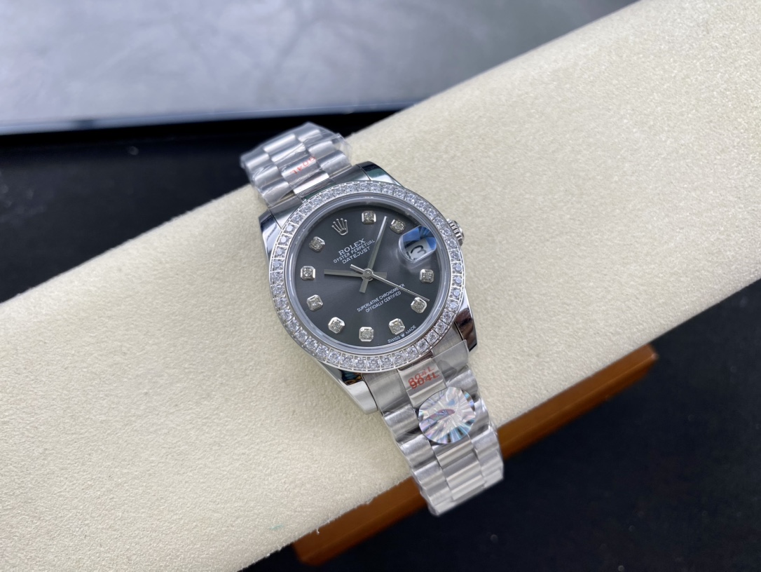 ??580 Women Rolex Single Calendar Datejust 31mm
[Diameter] 31mm
[Movement] Equipped with an automatic mechanical movement
[Bezel] Rolex RingCommand triangular bezel/aperture/diamond bezel
[Mirror] Scratch-resistant sapphire glass mirror
[Material] Importe